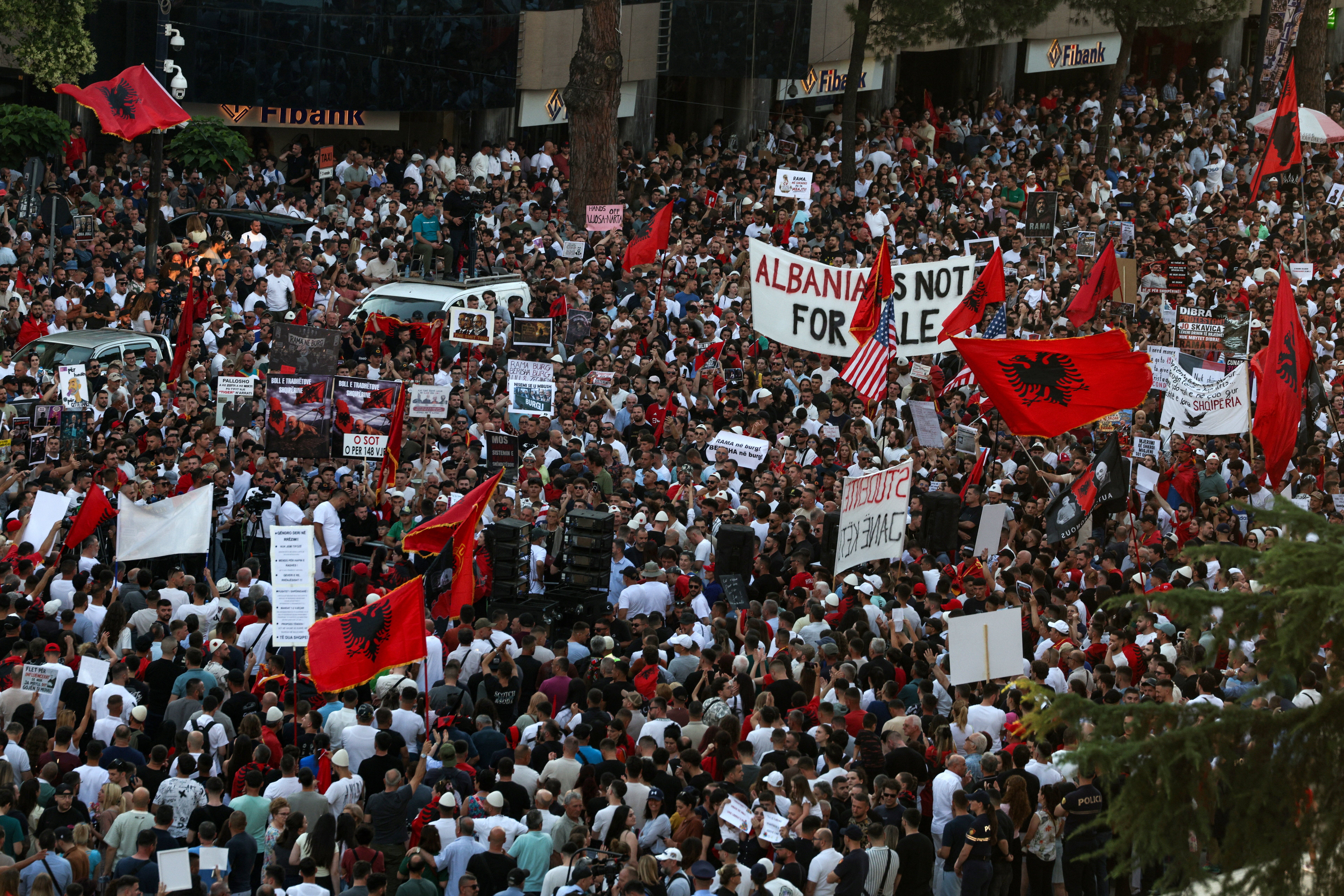 Miles de manifestantes salieron a las calles el miércoles