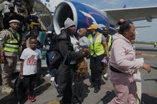 Primer grupo de nigerianos regresa a casa tras protestas contra la inmigración en Sudáfrica