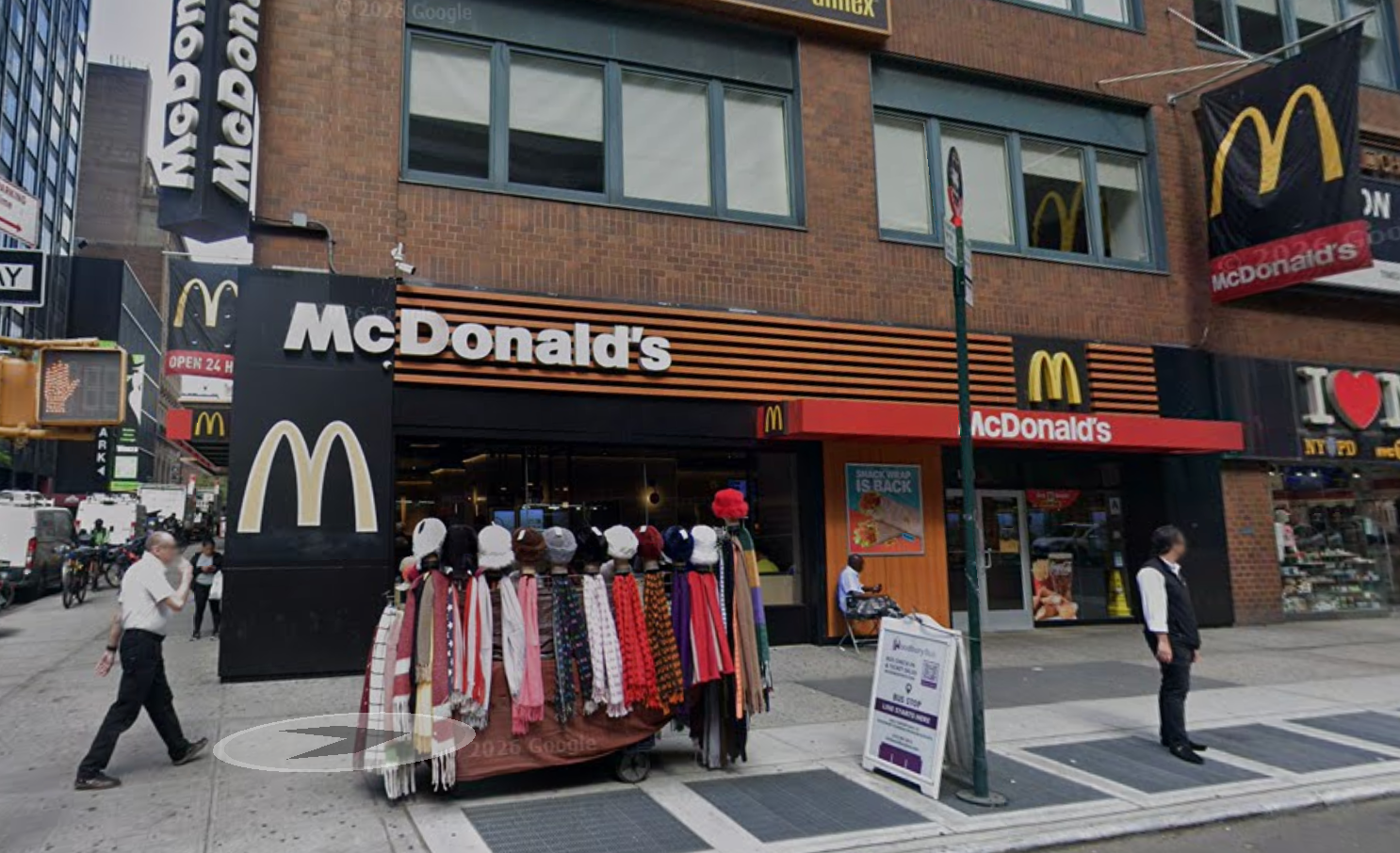 El McDonald's de Midtown Manhattan donde Yvette Hinds asegura haberse enfermado gravemente tras consumir un Sausage McMuffin con huevo