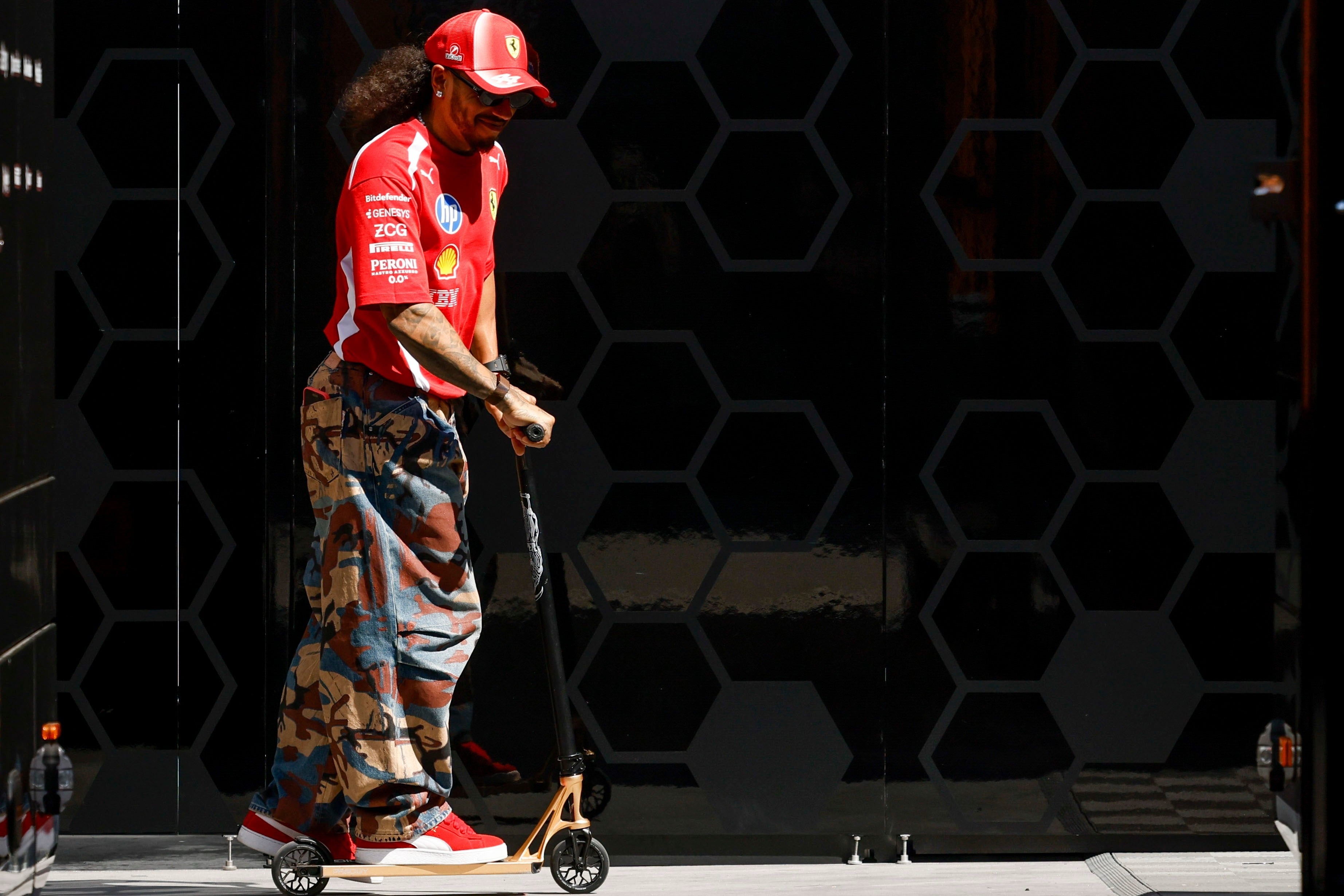 Hamilton llega segundo al GP de Barcelona y dice tener mejor 'mentalidad' con Ferrari