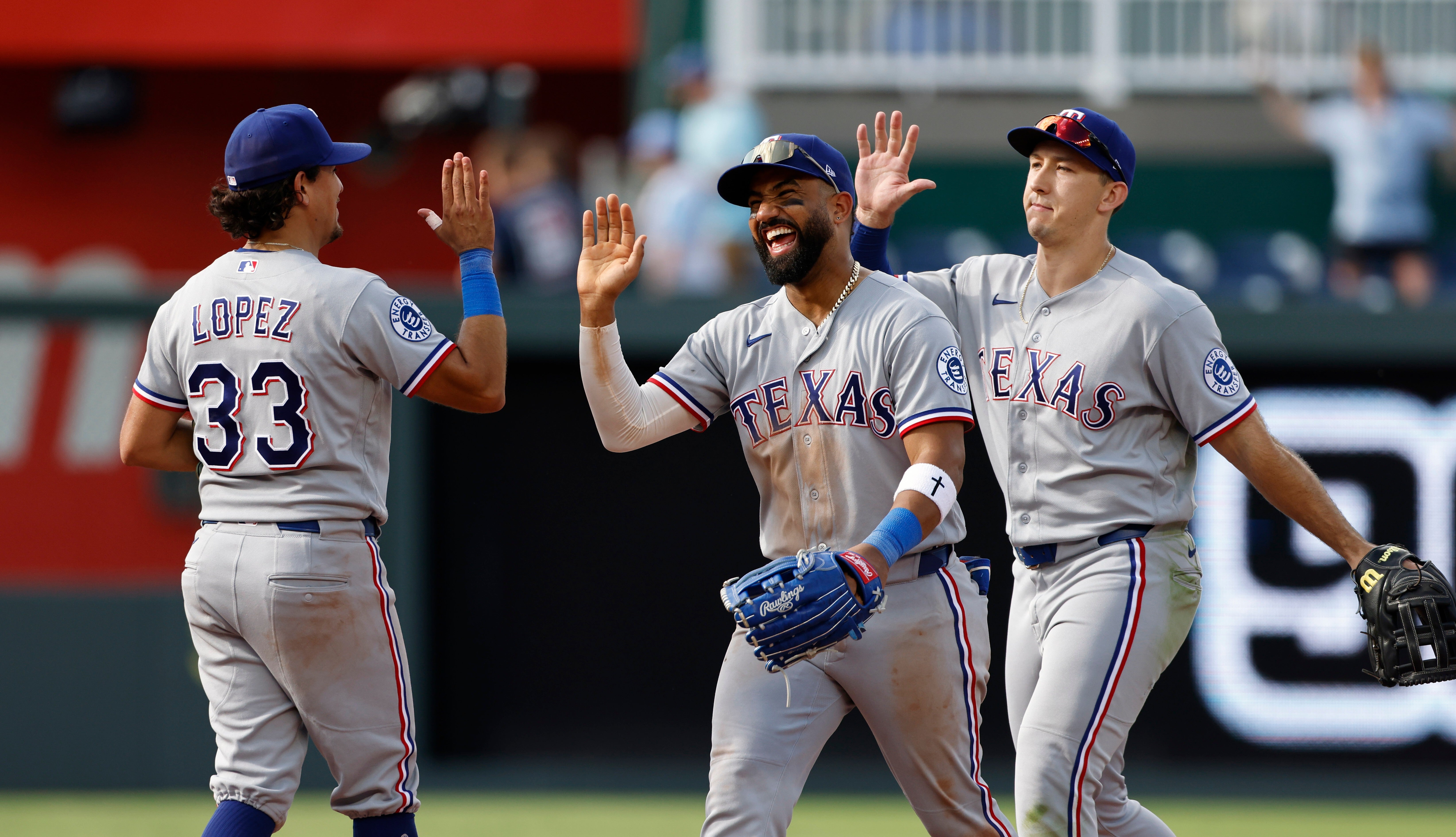 Seager pega jonrón y Rangers llegan a .500 por 1ra vez desde el 1 de mayo y vencen 4-2 a Reales