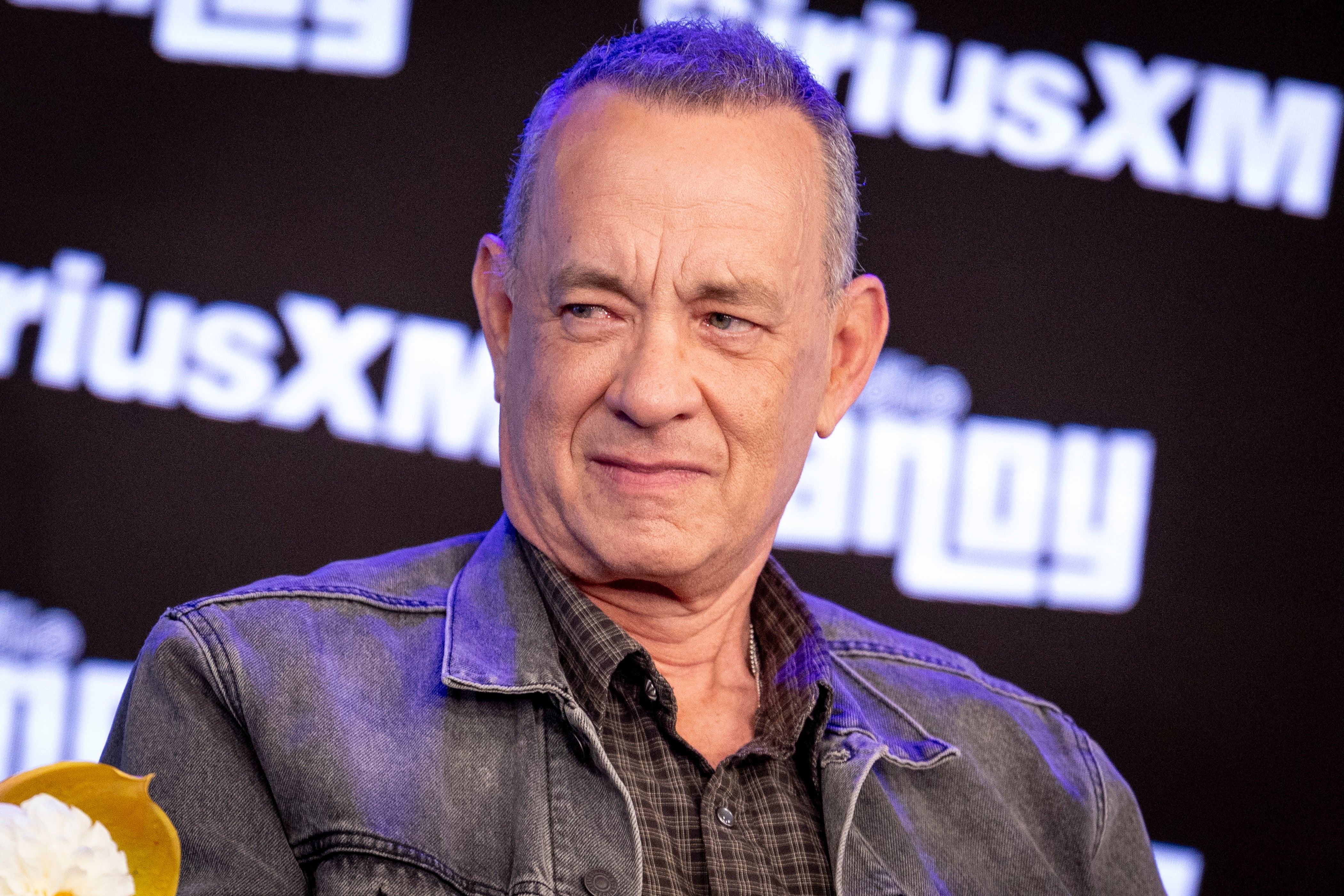 <p>Tom Hanks en el programa ‘Front Row’ de la emisora SiriusXM junto al reparto de ‘Toy Story 5’ en los estudios de SiriusXM en Los Ángeles, EE. UU.</p>