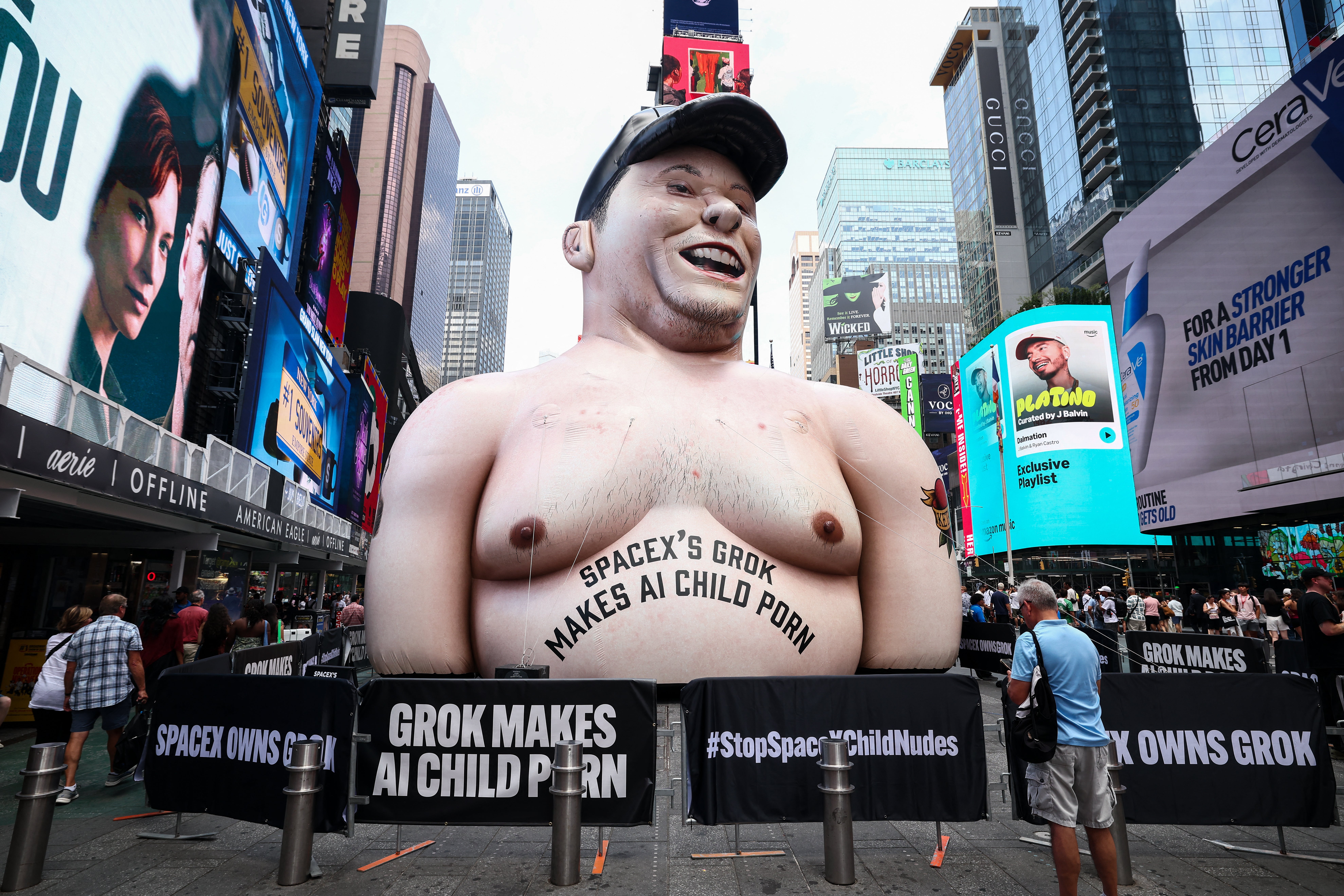<p>Una efigie hinchable gigante de Elon Musk ha aparecido en Times Square, antes de la salida a bolsa de SpaceX el viernes</p>