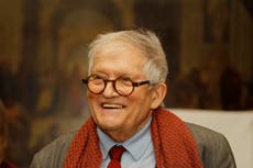 Fallece David Hockney, artista reconocido por sus escenas de piscinas, a los 88 años