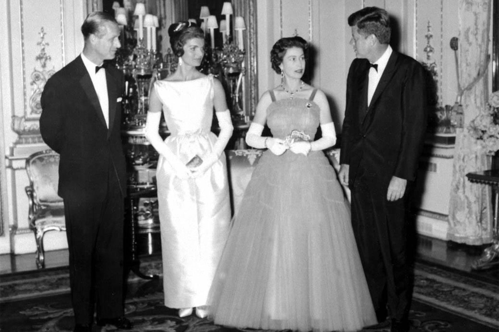 Jackie Kennedy y John F. Kennedy asistieron a una cena en el Palacio de Buckingham con la reina Isabel II y el príncipe Felipe en 1961