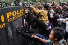 Estudiantes protestan en Indonesia contra políticas del gobierno en medio de presión económica