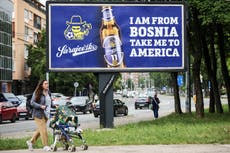 Una canción bosnia sobre el desencanto con el sueño americano se vuelve éxito del Mundial
