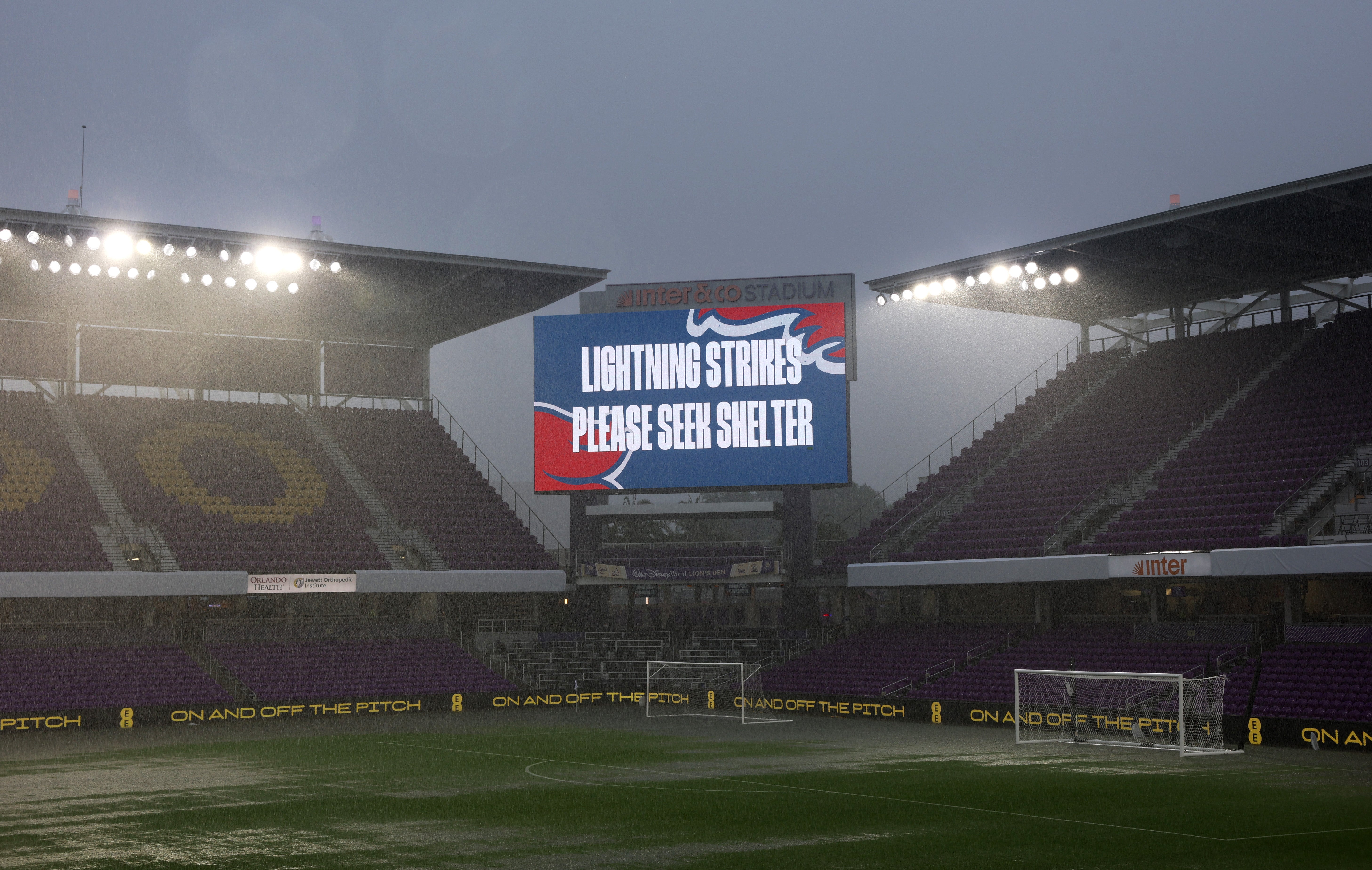 Aparece una advertencia de caídas de rayos en la pantalla gigante mientras cae una lluvia intensa antes del partido amistoso internacional entre Inglaterra y Costa Rica en el Estadio Inter&Co