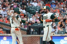 Henderson conecta su jonrón 100 y ayuda a Orioles a vencer 7-3 a Padres