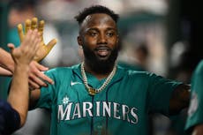 El jardinero de los Marineros Randy Arozarena sale por aparente lesión en la pierna