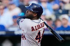 Álvarez pega 2 jonrones, incluido un grand slam y Astros vencen 10-8 a Reales