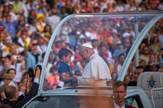 Una foto viral del papa León XIV y un niño de Barcelona desató una búsqueda de su familia