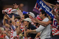 Multitudes con barras y estrellas apoyan a EEUU y viven el momento del fútbol en su país