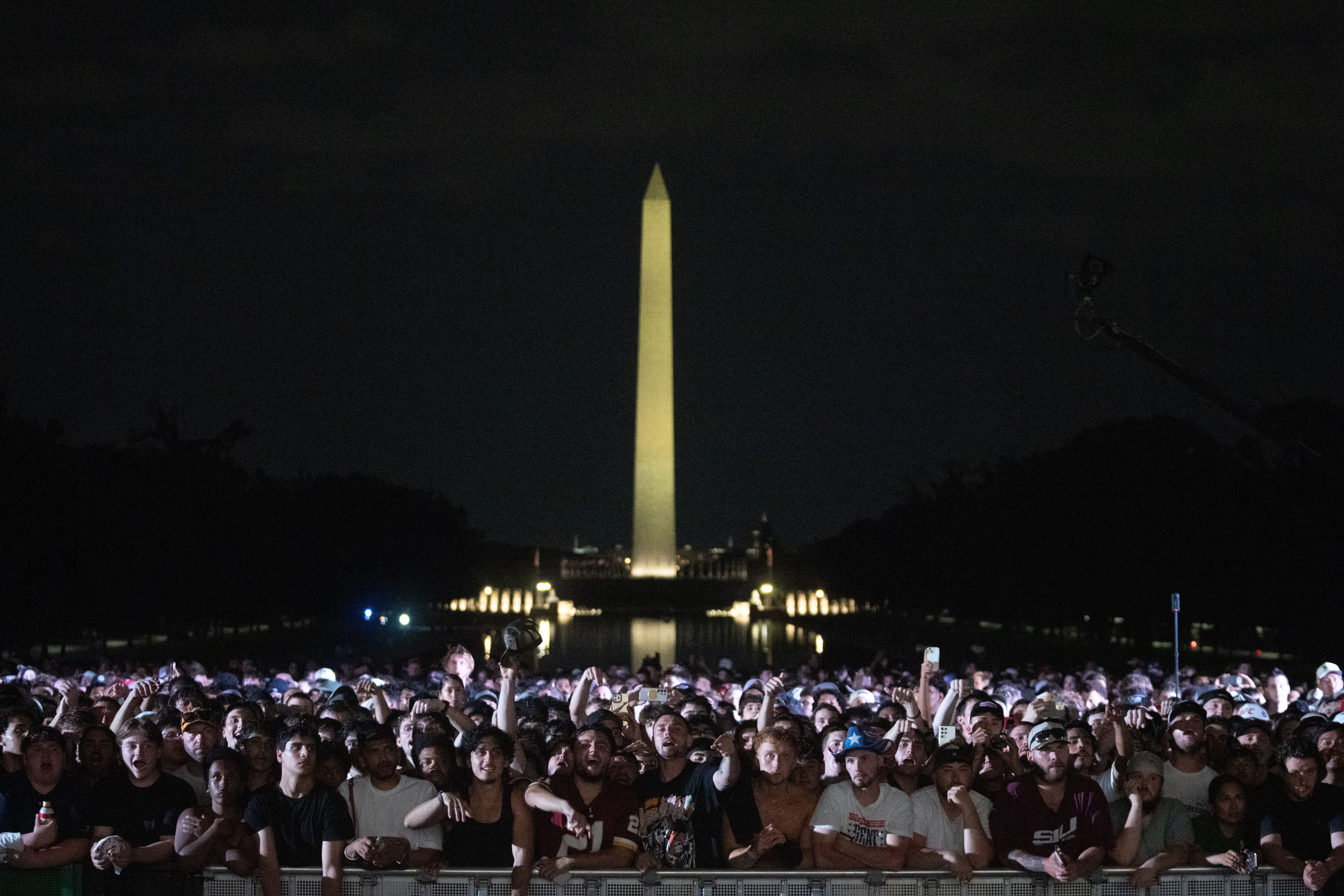 Dentro de la multitud atraída por la inusual noche de UFC de Trump en la Casa Blanca
