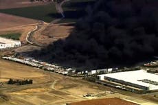 Incendio en almacén de California arde por 3er día y causa alertas por mala calidad del aire