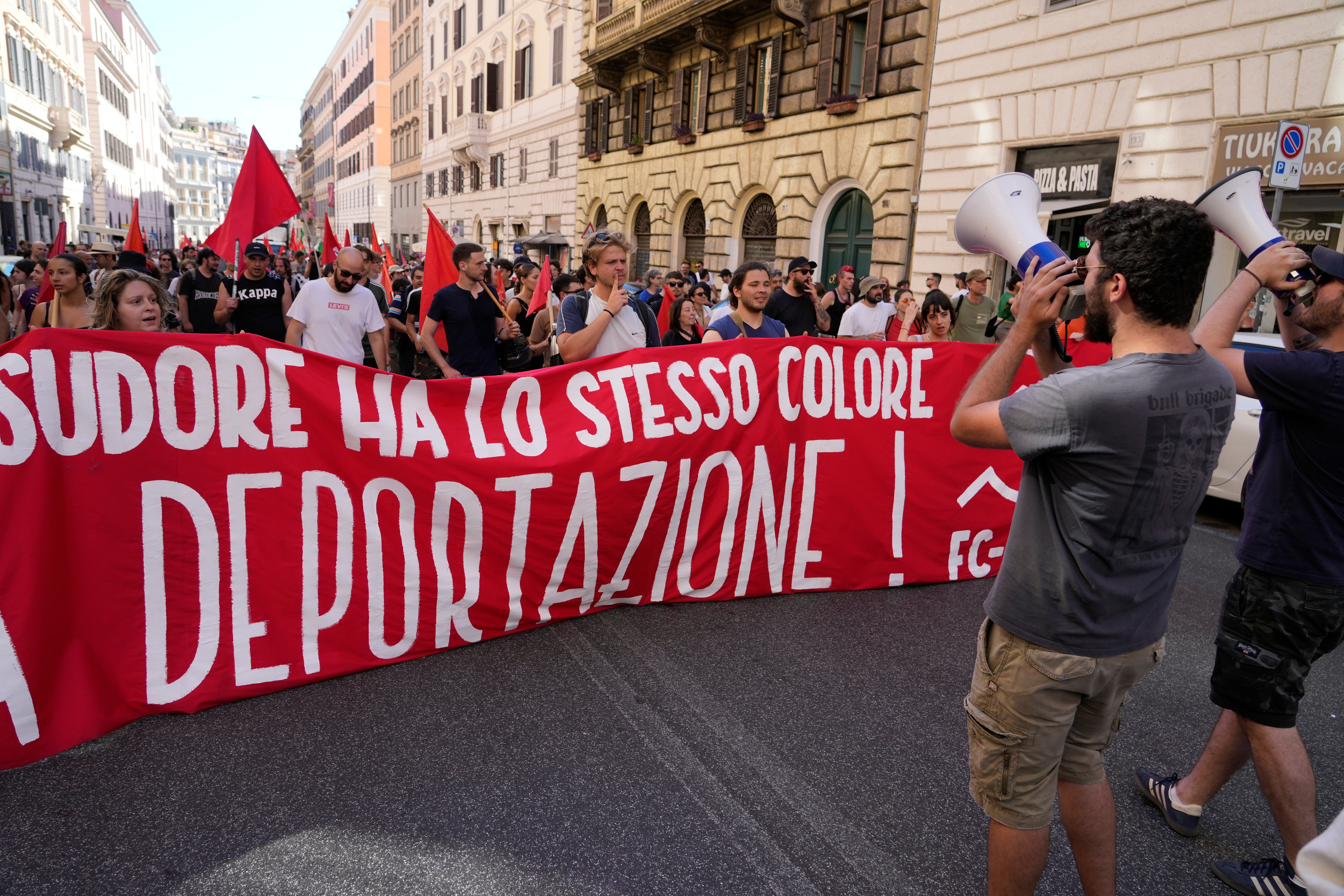 Miles marchan en Roma en manifestaciones a favor y en contra de la migración
