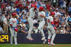 Realmuto pega un jonrón de 3 carreras y los Filis vencen 9-8 a los Cerveceros