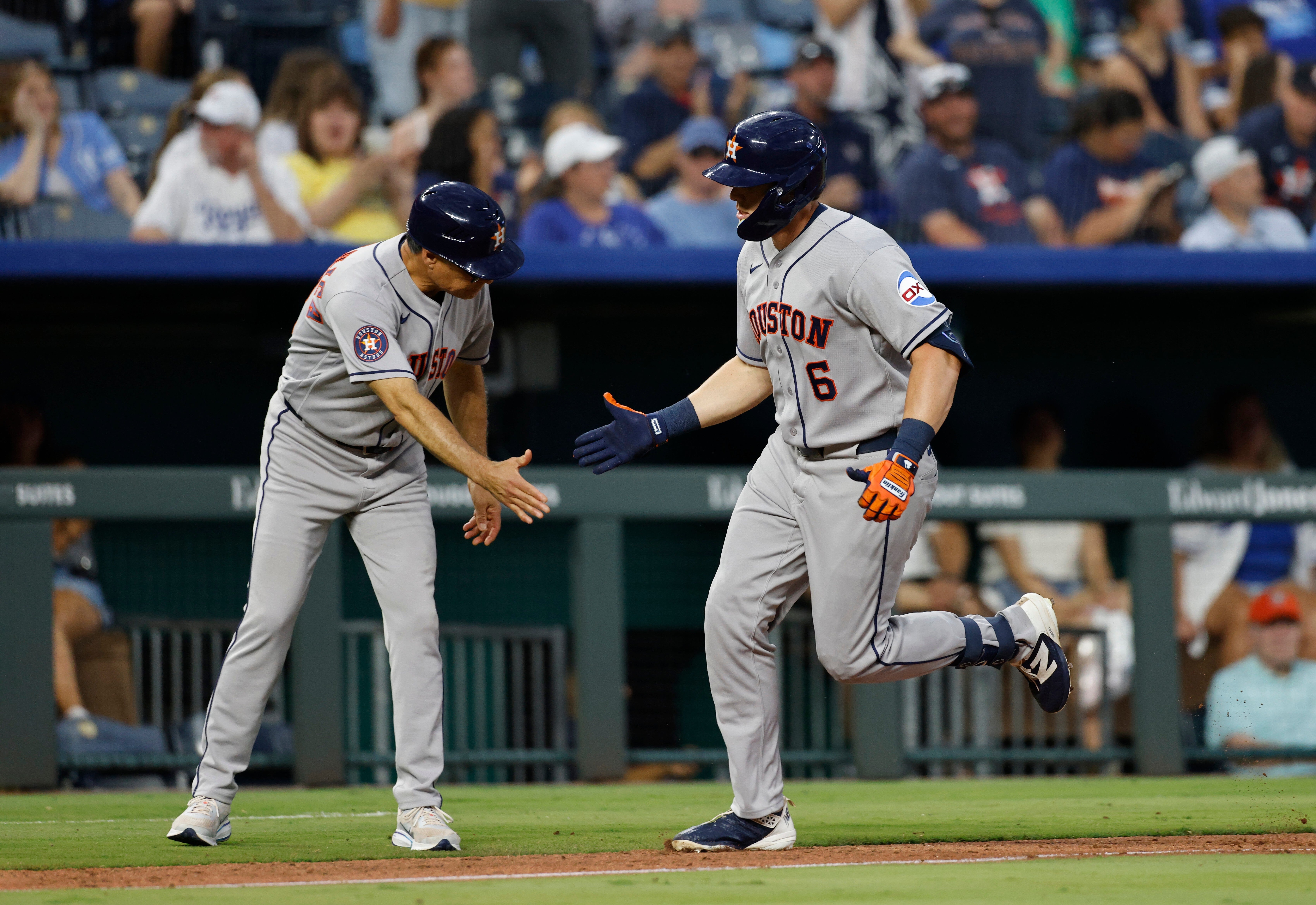 Altuve empata con un jonrón en la octava y los Astros ganan 8-7 tras un error de los Reales