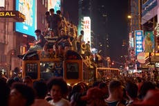 El caos empaña la euforia, pero neoyorkinos celebran el primer título de la Knicks en 53 años