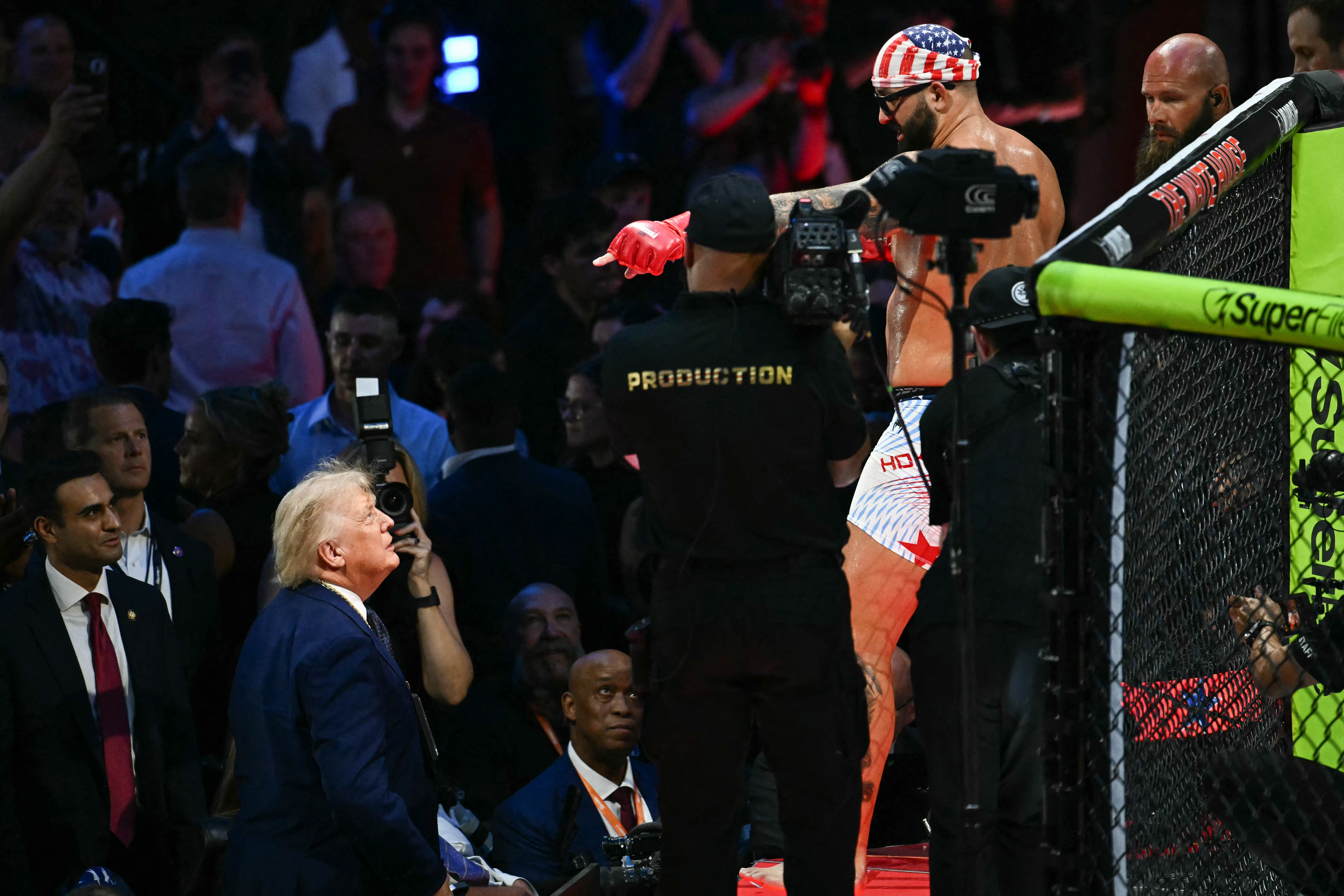 Hokit le regaló a Donald Trump su cadena tras la pelea