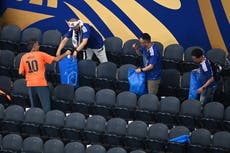 Aficionados de Japón conservan tradición de limpiar estadio tras partido en el Mundial