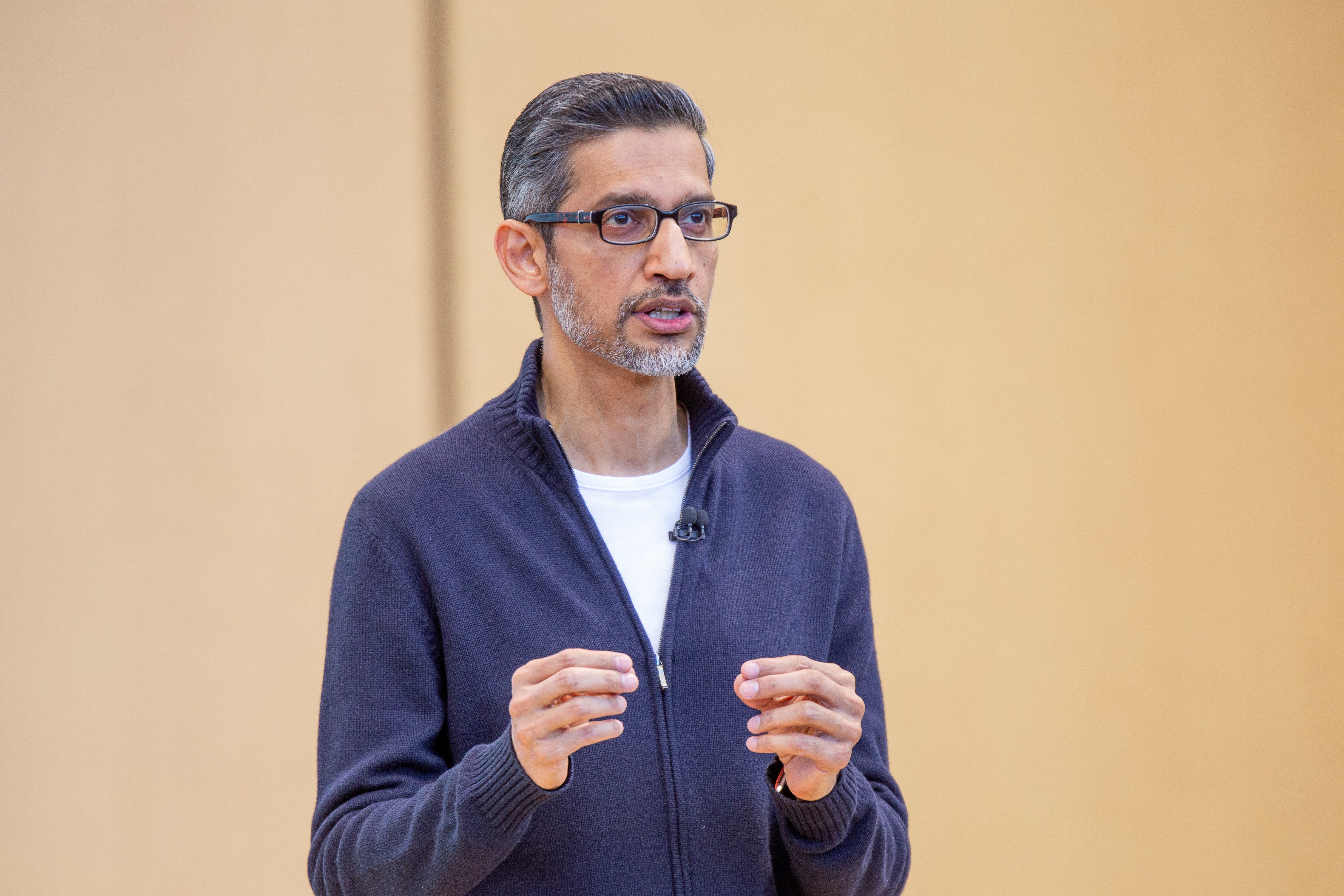 Estudiantes de la Universidad de Stanford abandonaron el discurso de graduación de Sundar Pichai mientras ondeaban banderas palestinas