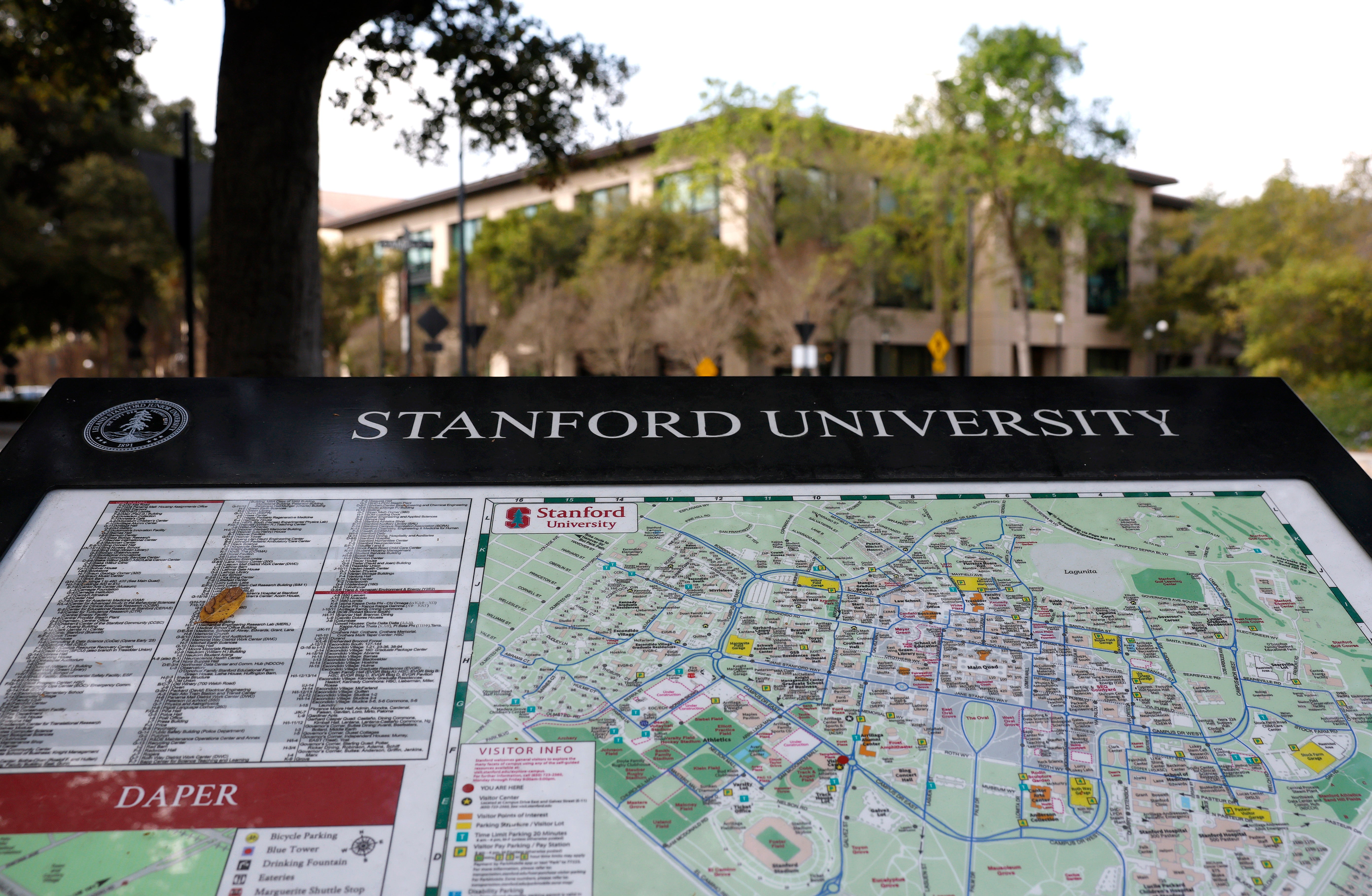 Algunos estudiantes de la Universidad de Stanford celebraron su propia “graduación popular”