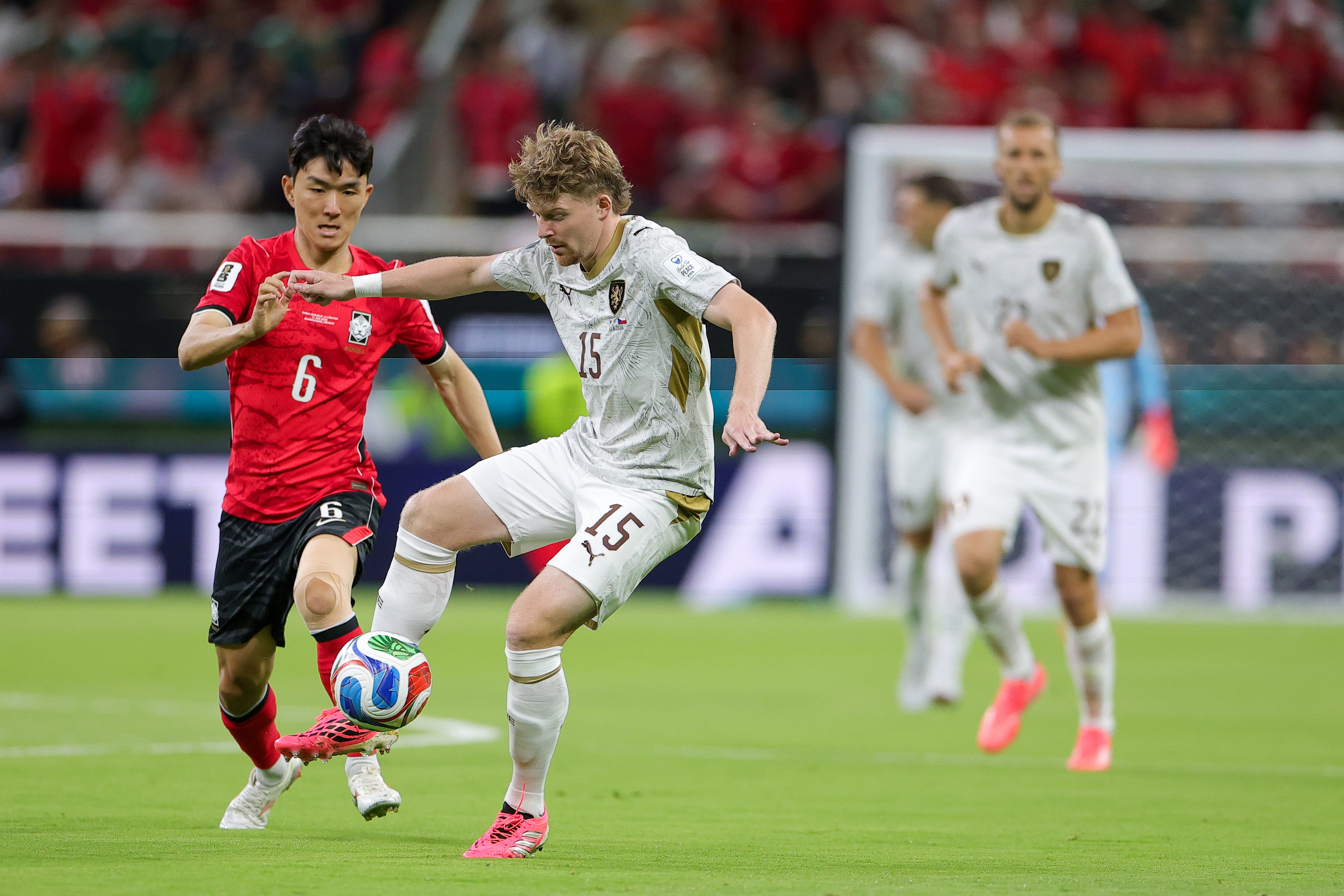 Pavel Šulc se desmarca de Hwang In Beom durante el partido del Mundial entre Chequia y República de Corea, disputado en el estadio de Guadalajara, en México, el 11 de junio de 2026