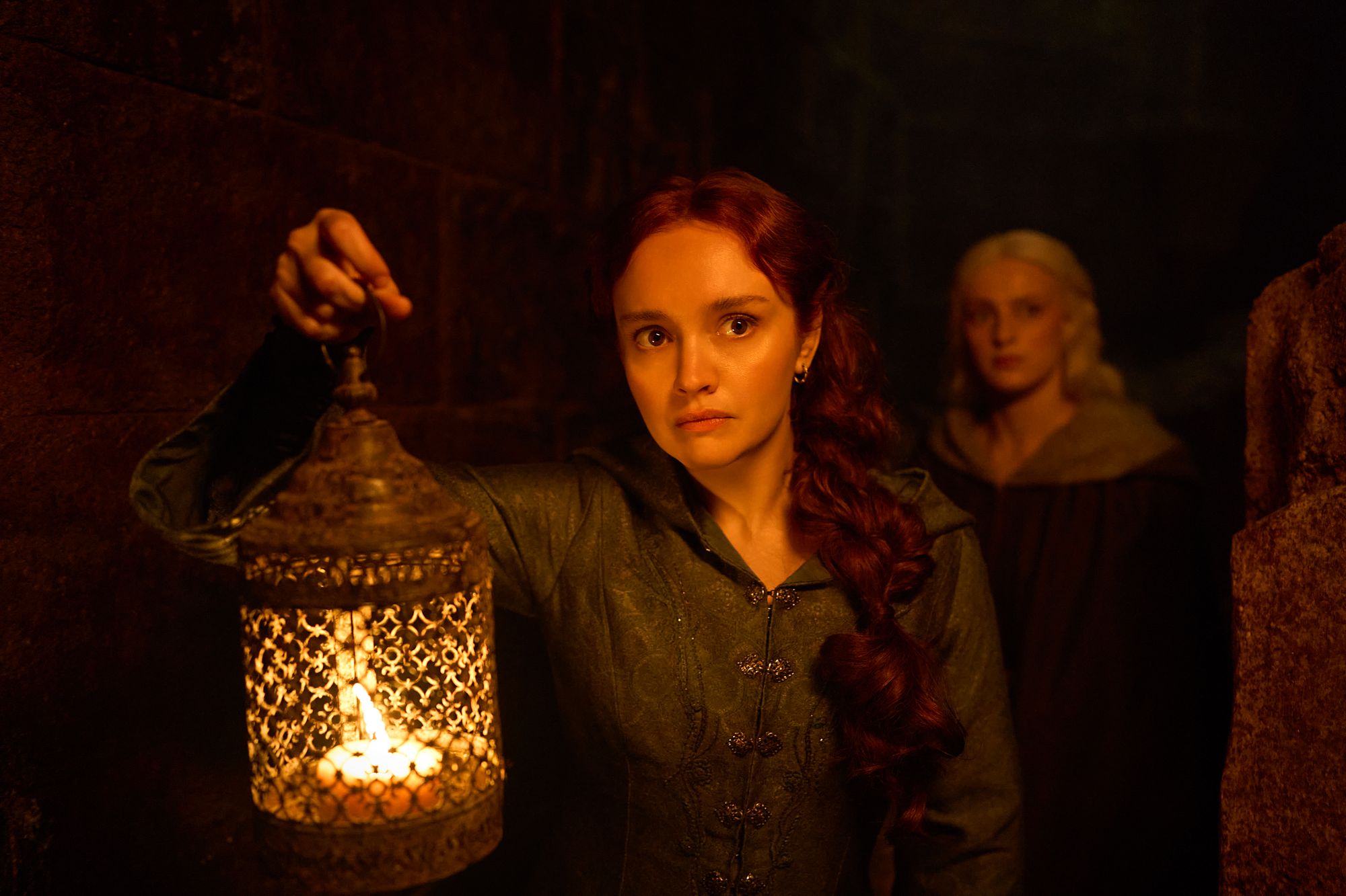 <p> Olivia Cooke continúa siendo una elección de reparto difícil de justificar para un personaje que debe convencer como madre de varios hijos adultos  </p>