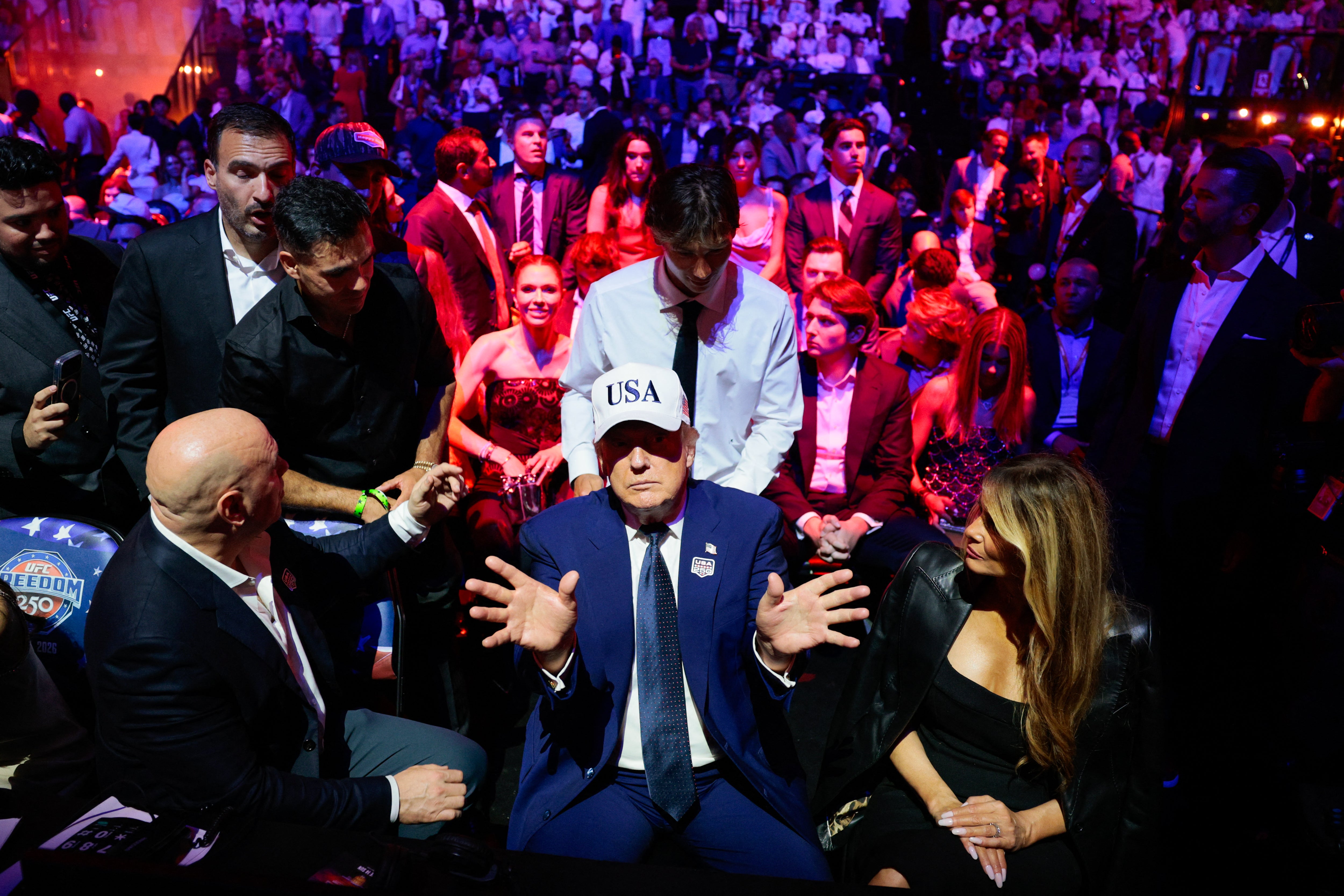 El presidente de EE. UU. comenzó la velada con mucha energía, pero más tarde se le acusó de haberse quedado dormido durante el acto, algo que parece haber ocurrido en varios eventos últimamente