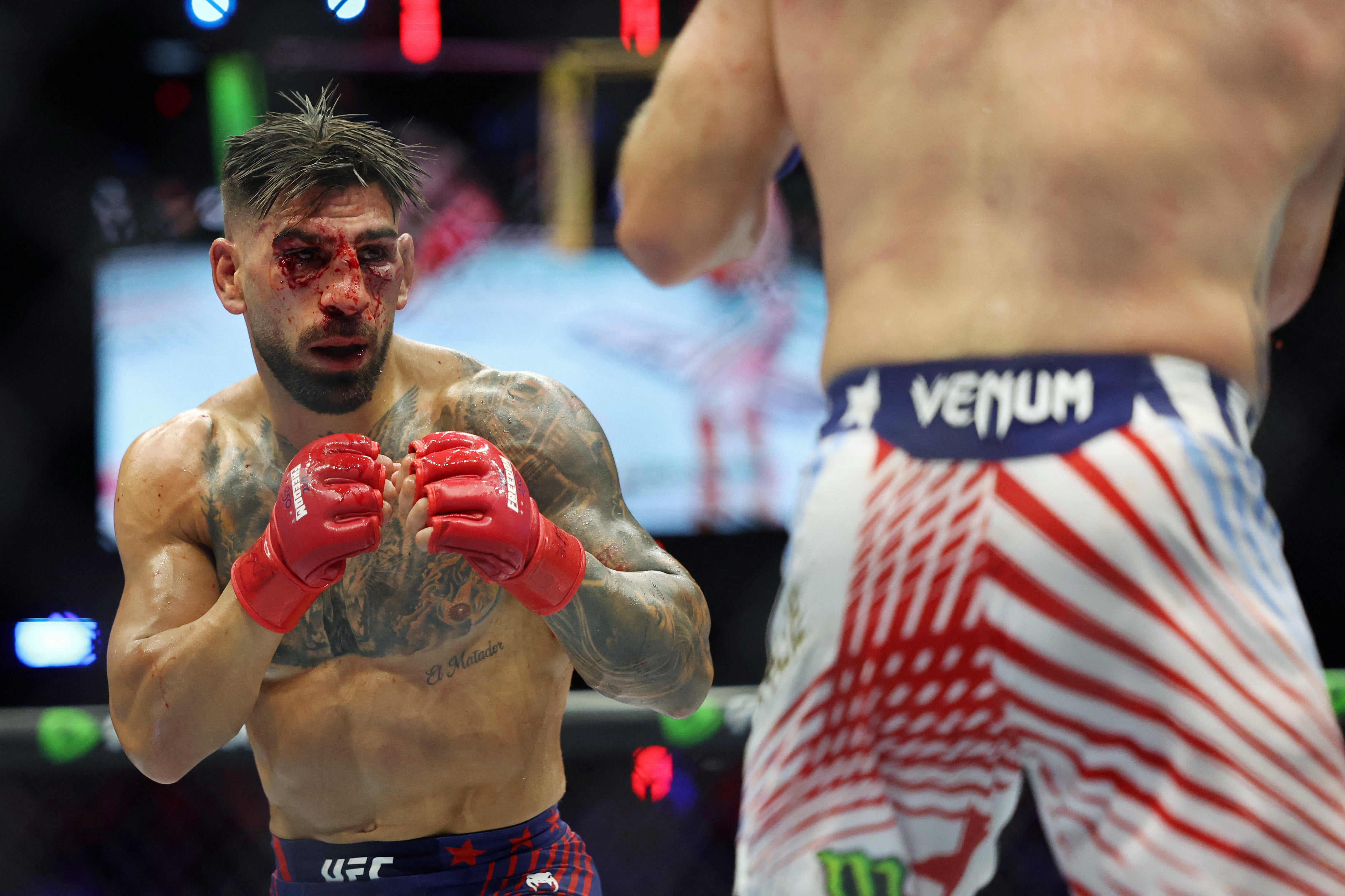 Ilia Topuria (guantes rojos) recibió una paliza desde el principio por parte de Justin Gaethje durante el UFC Freedom 250, celebrado en el Jardín Sur de la Casa Blanca, y apenas podía ver a través de la sangre y la hinchazón antes de que se suspendiera el combate
