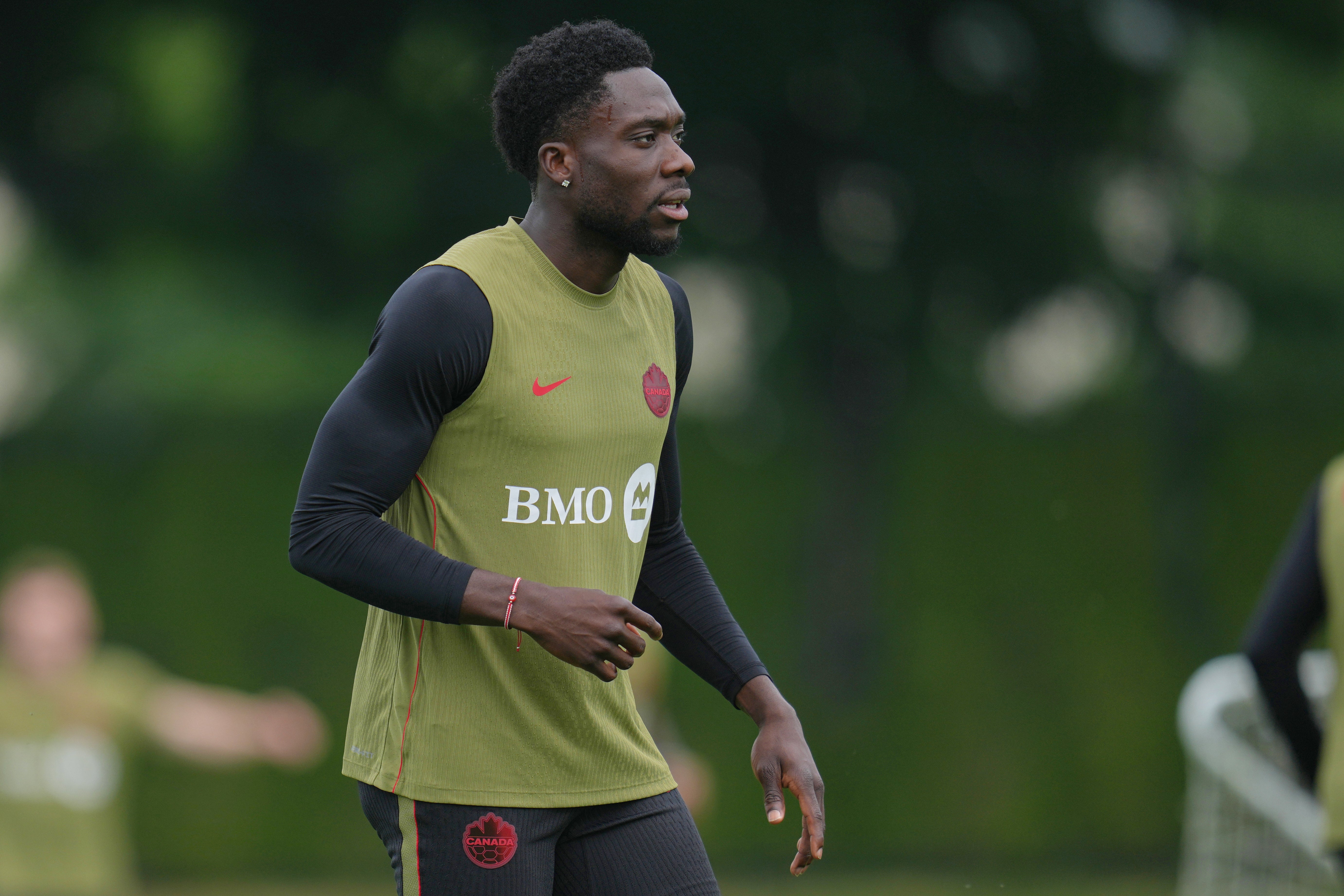 Alphonso Davies sigue limitado en prácticas y Canadá se apresta a enfrentar a Qatar en el Mundial