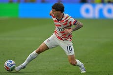 El astro estadounidense Christian Pulisic entrena aparte en el Mundial por lesión en la pantorrilla
