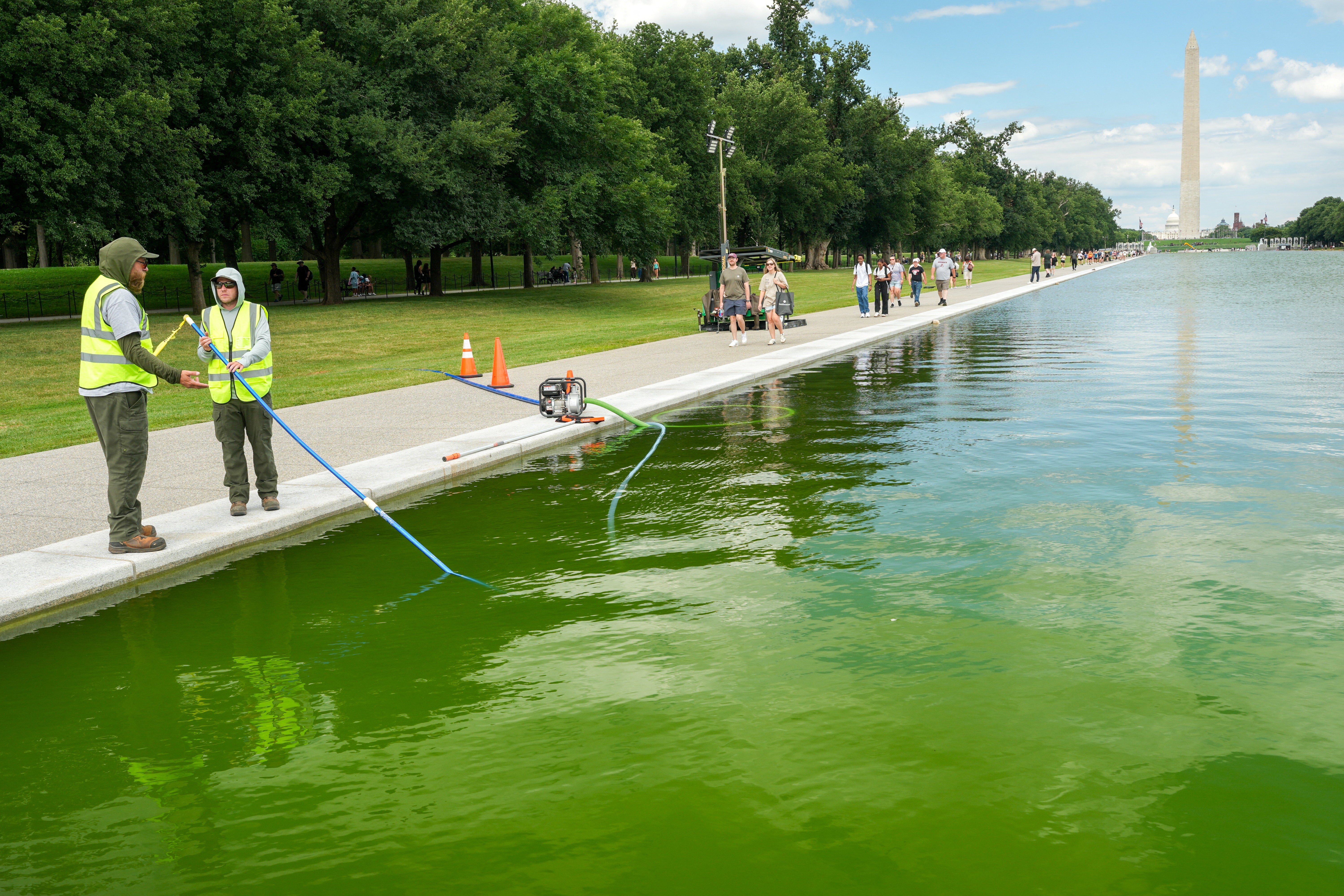 <p>El Gobierno de Trump arremetió contra el expresidente Obama tras la reaparición de algas verdes en el estanque del Monumento a Lincoln</p>