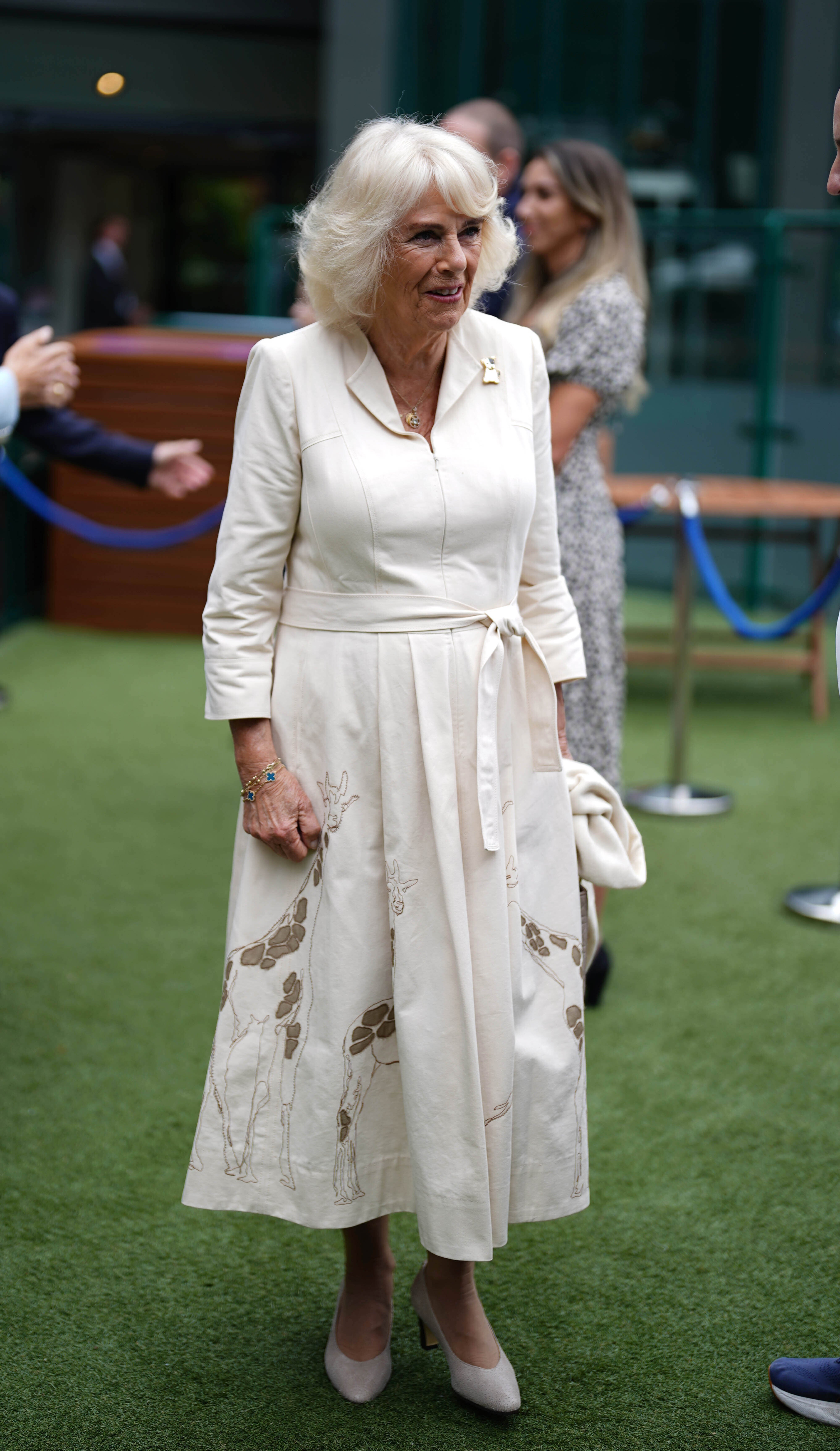La reina Camilla se vistió toda de blanco para Wimbledon