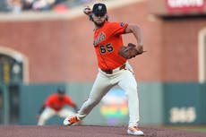 MLB advierte a jugadores por escribir versículos bíblicos en gorras durante la Noche del Orgullo