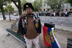 Artista ruso crítico de Putin es asesinado a tiros en Polonia