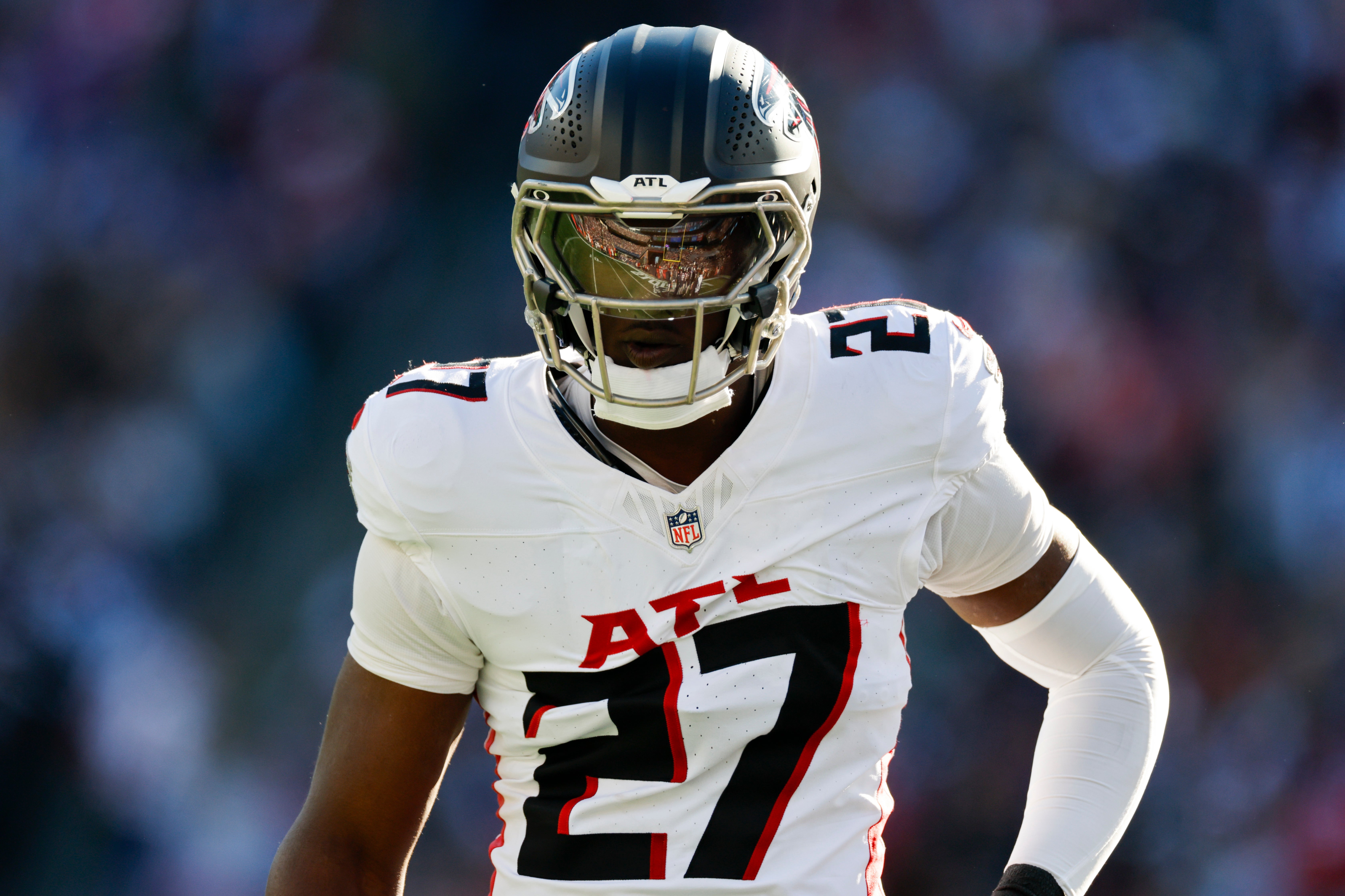 Pearce vuelve a Falcons para minicamp tras problemas legales en la temporada baja