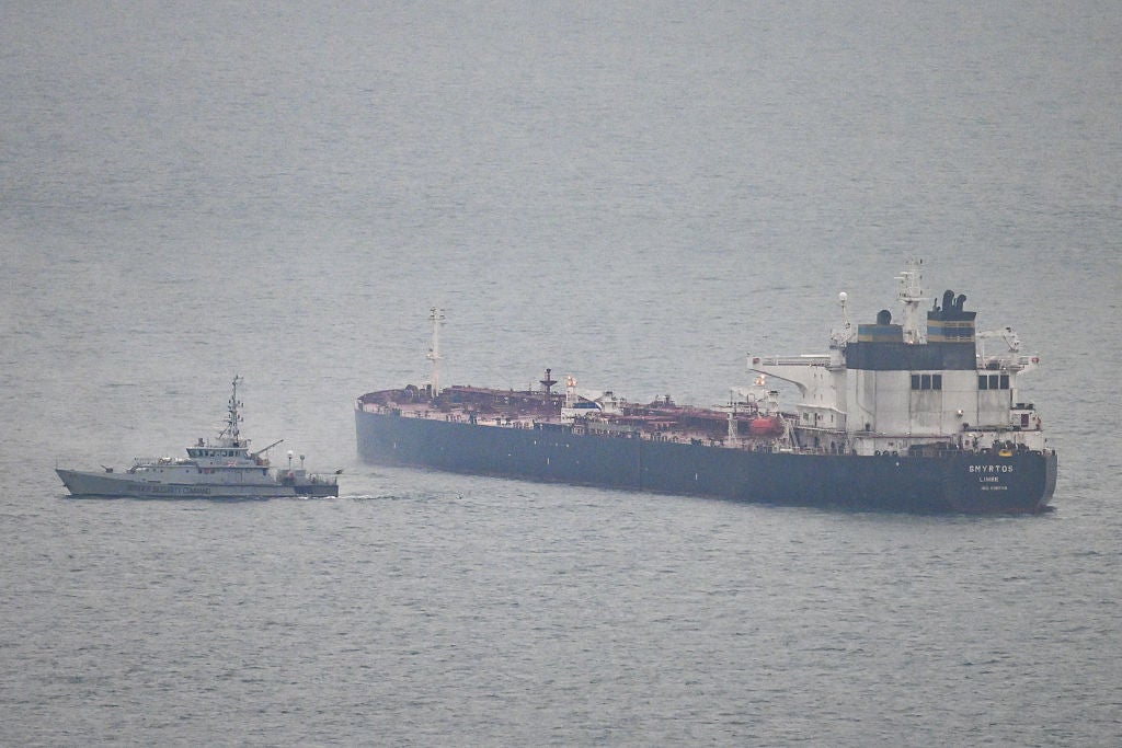 Una embarcación de seguridad fronteriza patrulla el buque Smyrtos, retenido frente al puerto de Portland, el 15 de junio