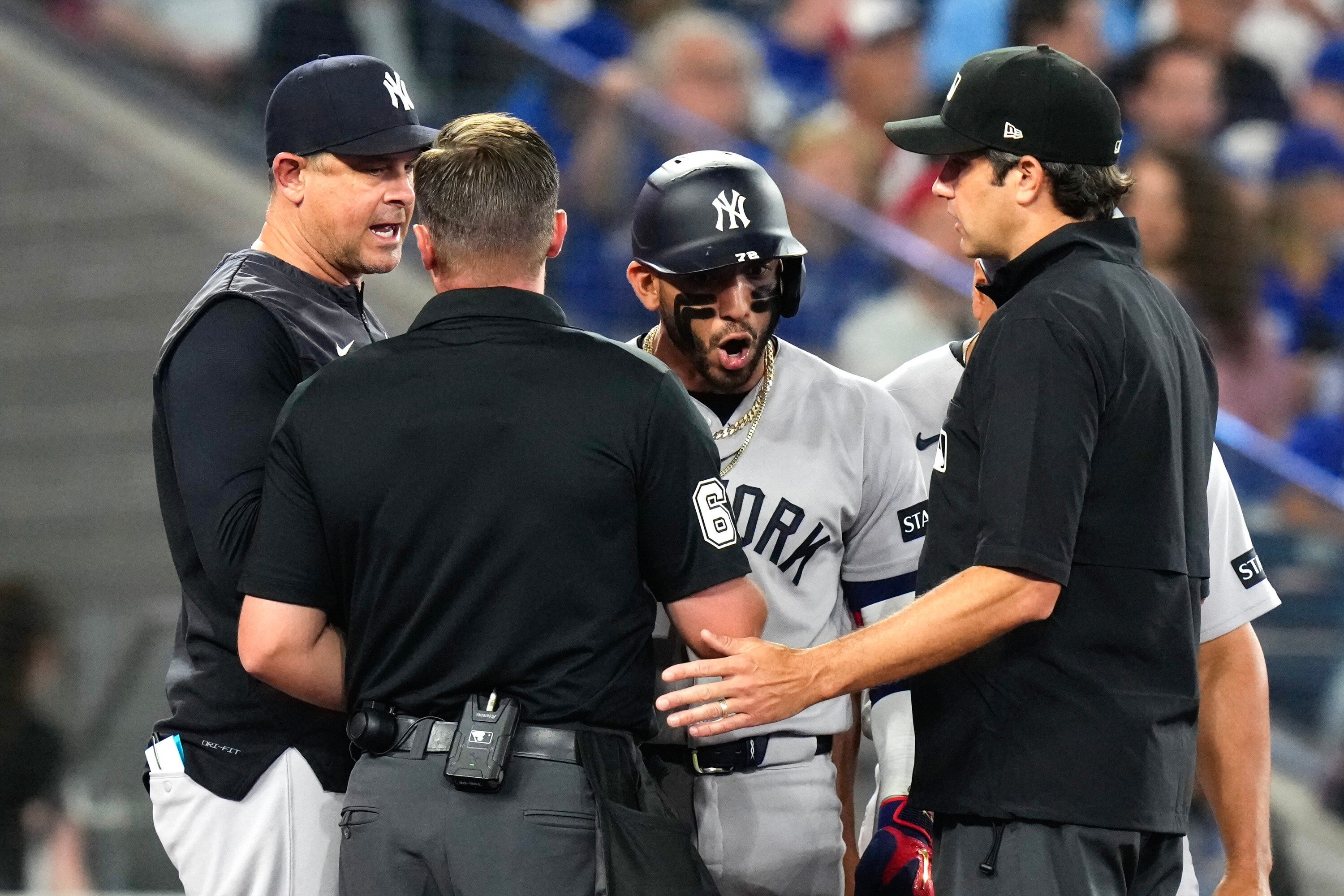 El manager de los Yankees, Aaron Boone, habla con MLB por advertencia a José Caballero