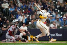 Mitchell y Turang conectan jonrones y Milwaukee vence 2-1 a Cleveland