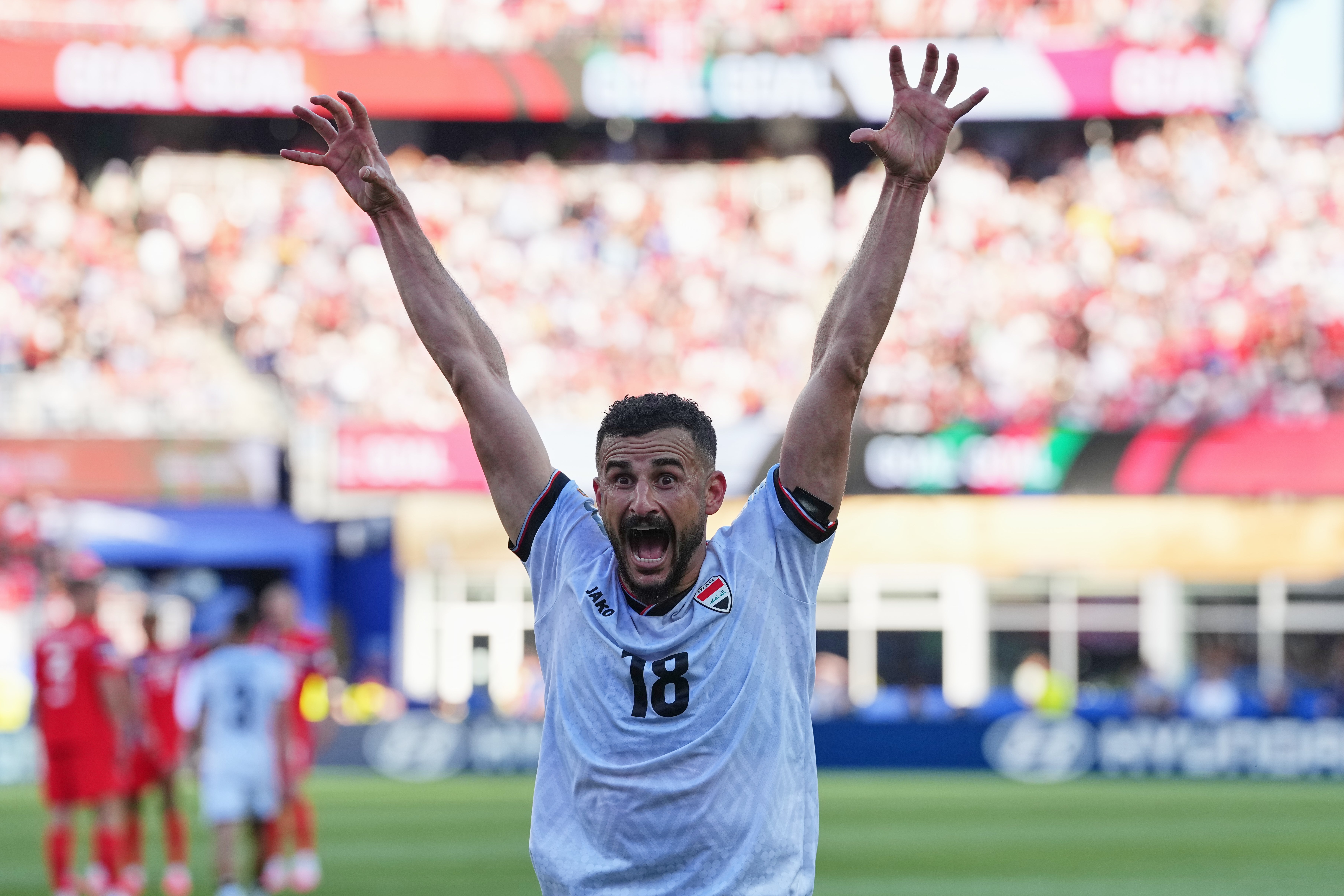 Detenido por aduanas de EEUU hace 2 semanas, Aymen Hussein anota por Irak en su debut mundialista