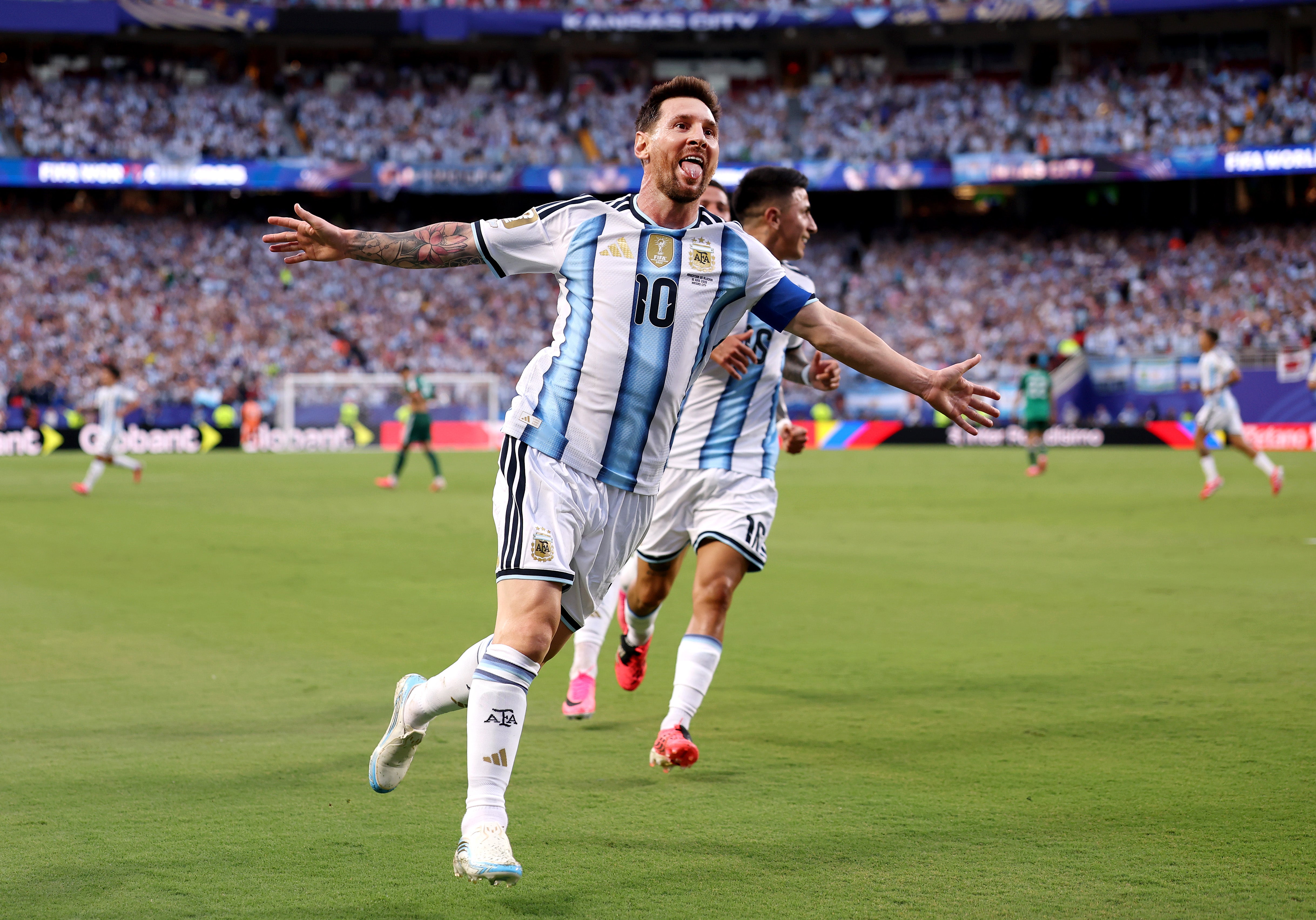 Lionel Messi anotó un triplete para Argentina en su debut ante Argelia