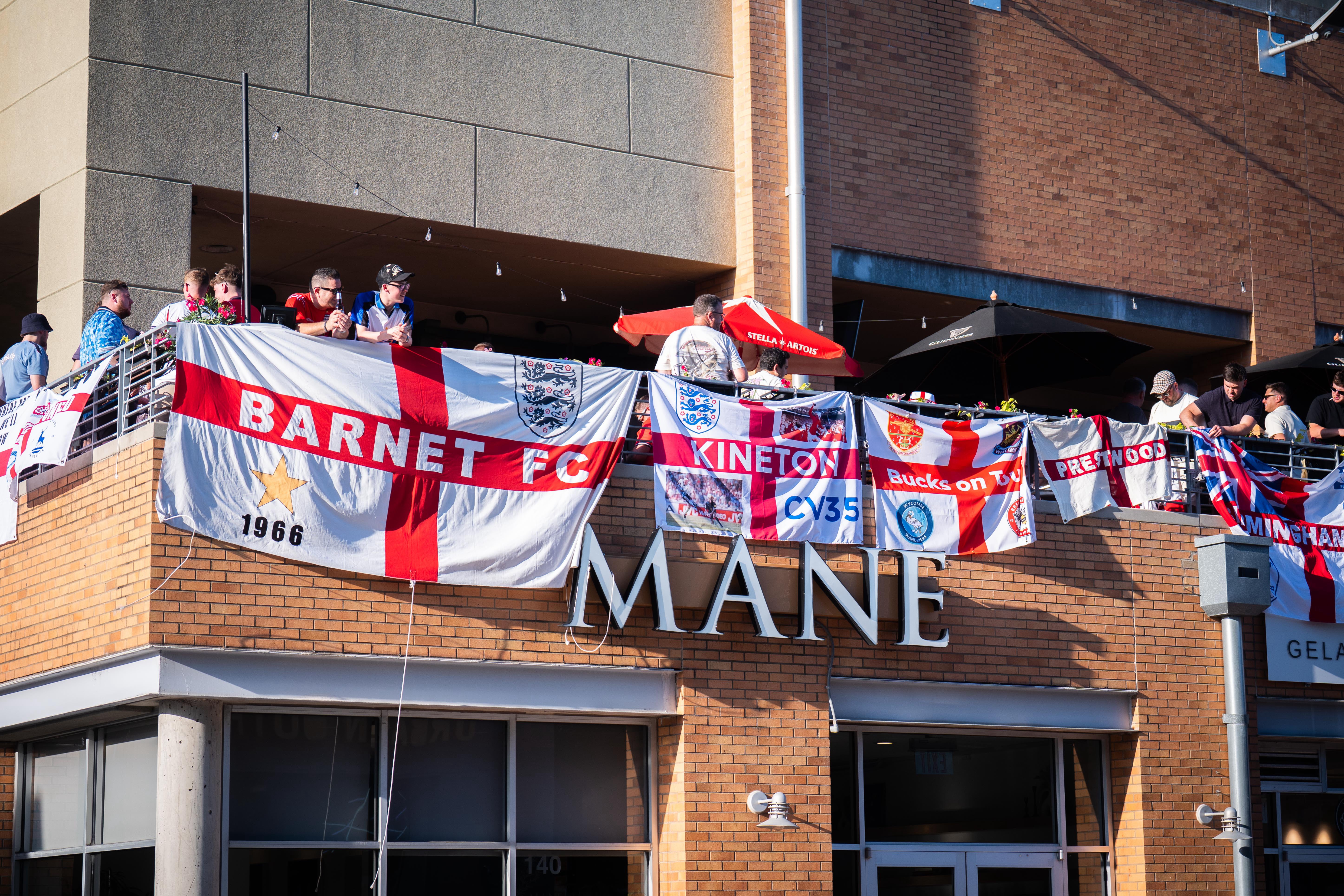 Banderas de Inglaterra colgaban del balcón del establecimiento durante la reunión de los aficionados