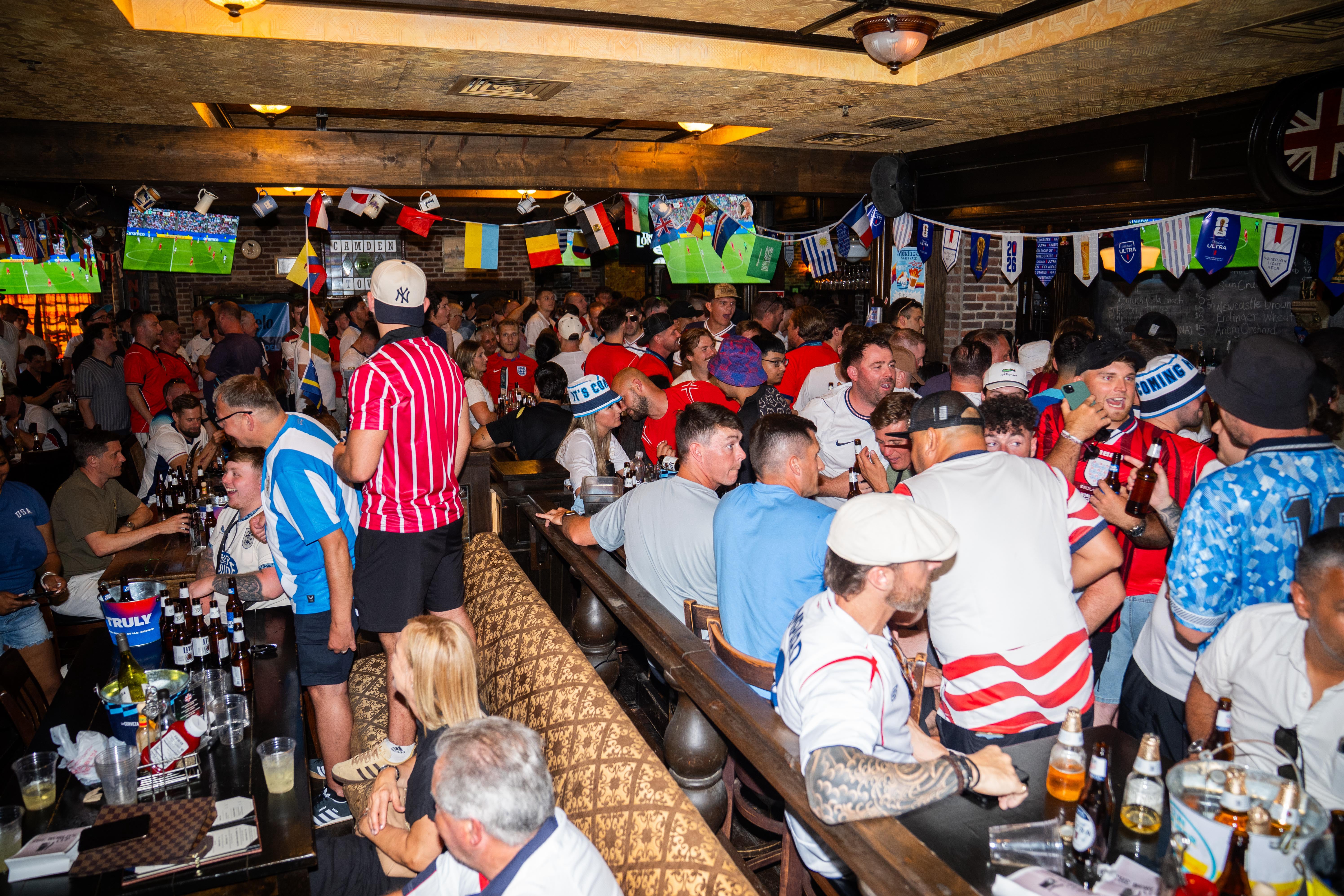 Cientos de aficionados se reunieron en el Londoner Pub, en Dallas