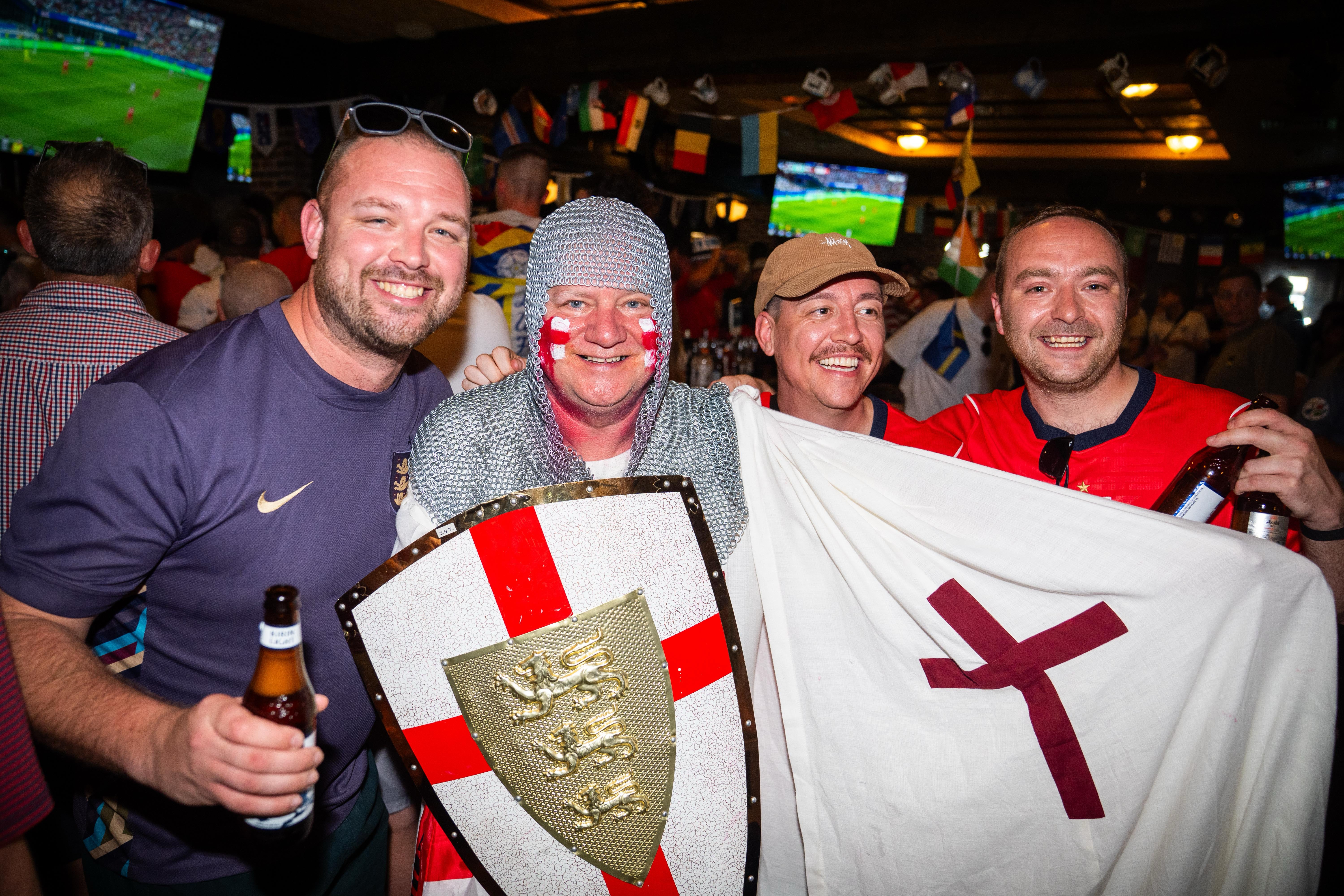 Aficionados de Inglaterra llenaron por completo el Londoner Pub en Dallas