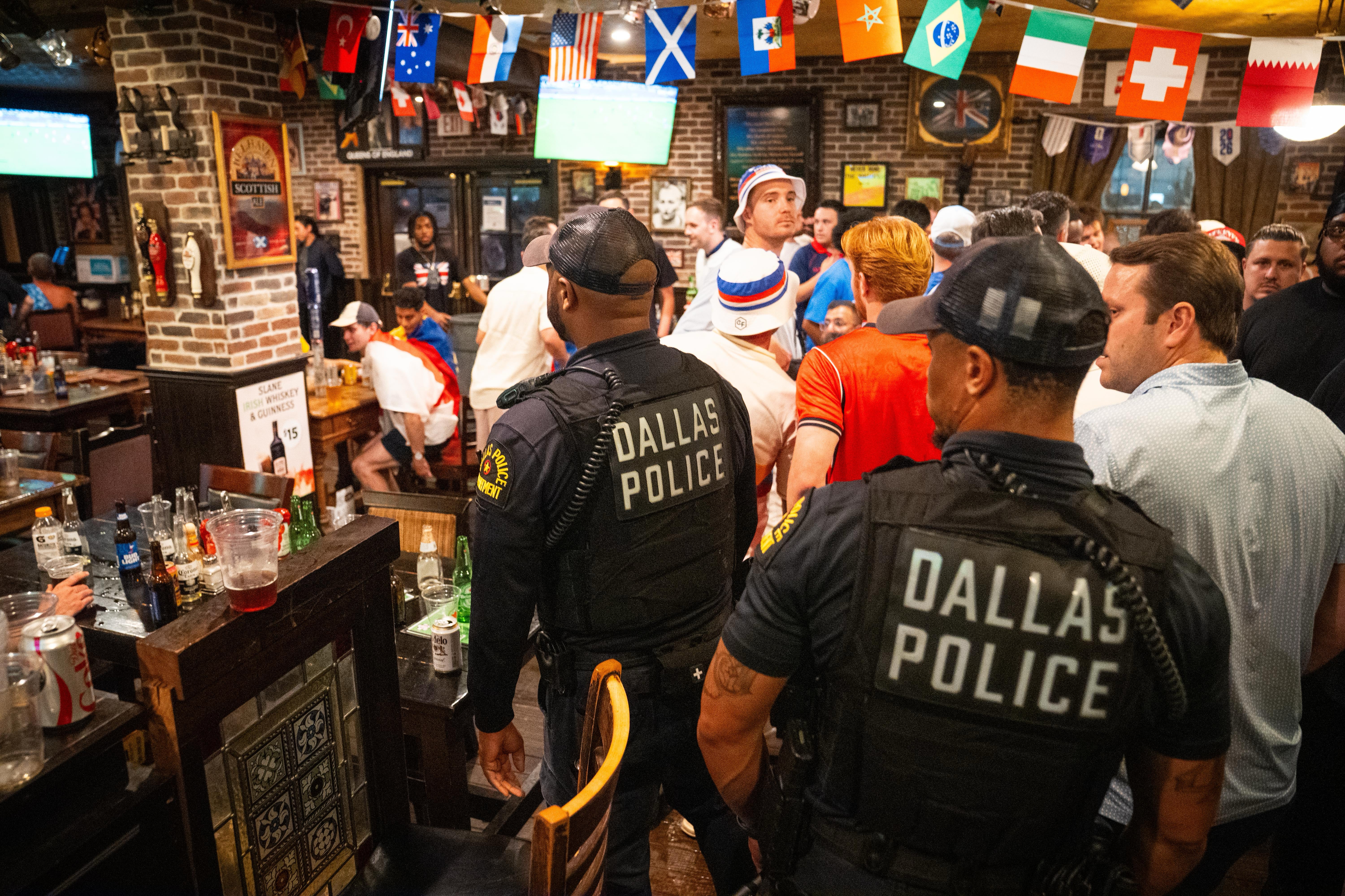 Aficionados de Inglaterra son instados por la Policía de Dallas a abandonar el Londoner Pub