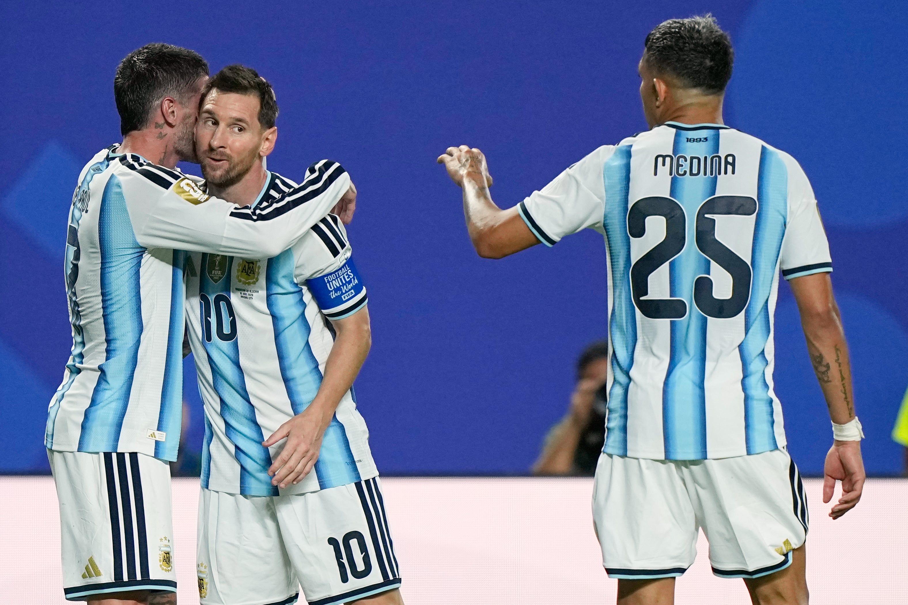 Lionel Messi celebró cada uno de sus goles junto a sus compañeros de la selección argentina