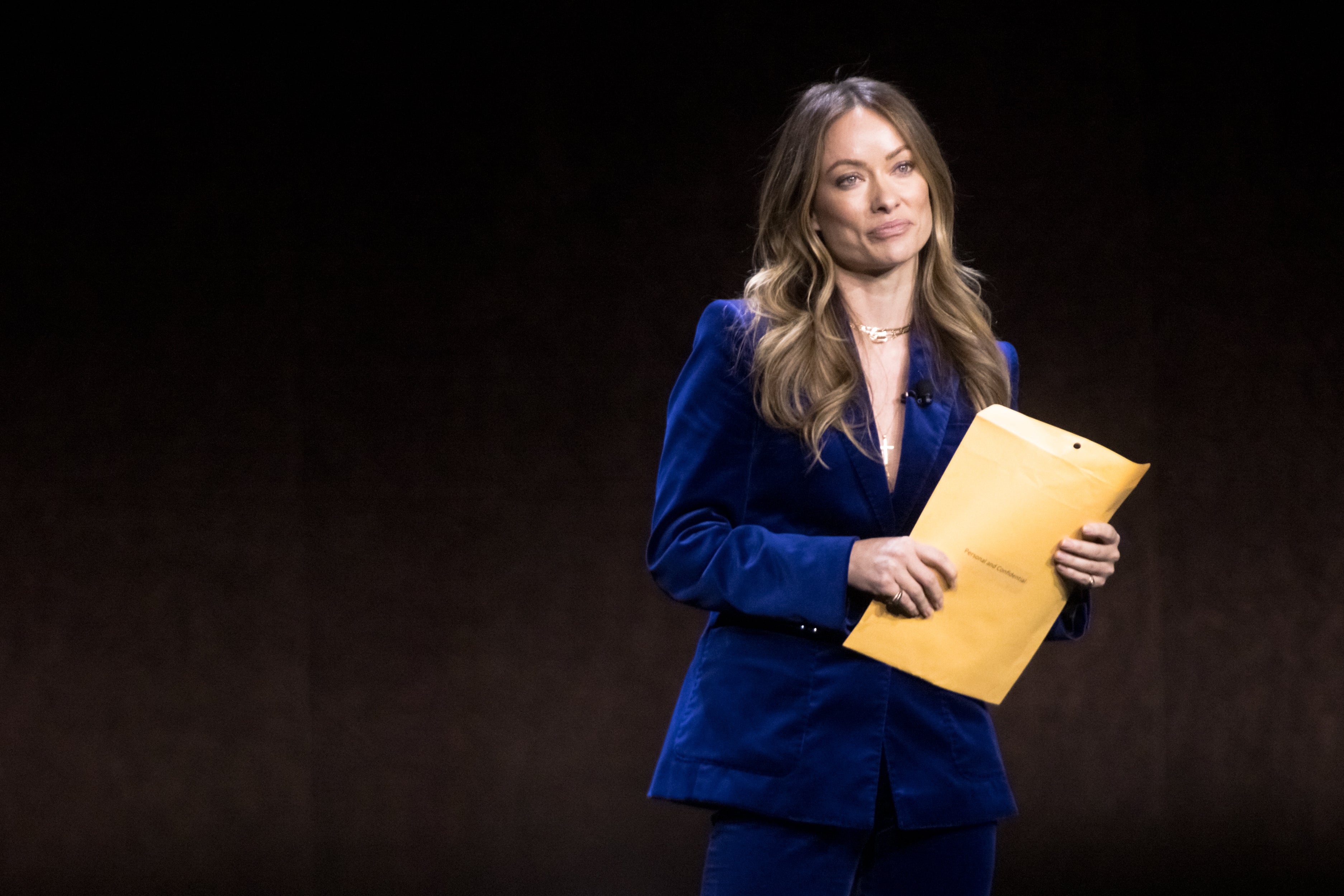 Olivia Wilde recibió los documentos de la custodia durante su intervención en el escenario de la CinemaCon de 2022