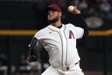 Carroll sacude un grand slam y Rodríguez llega a 100 triunfos en paliza 8-1 de Arizona